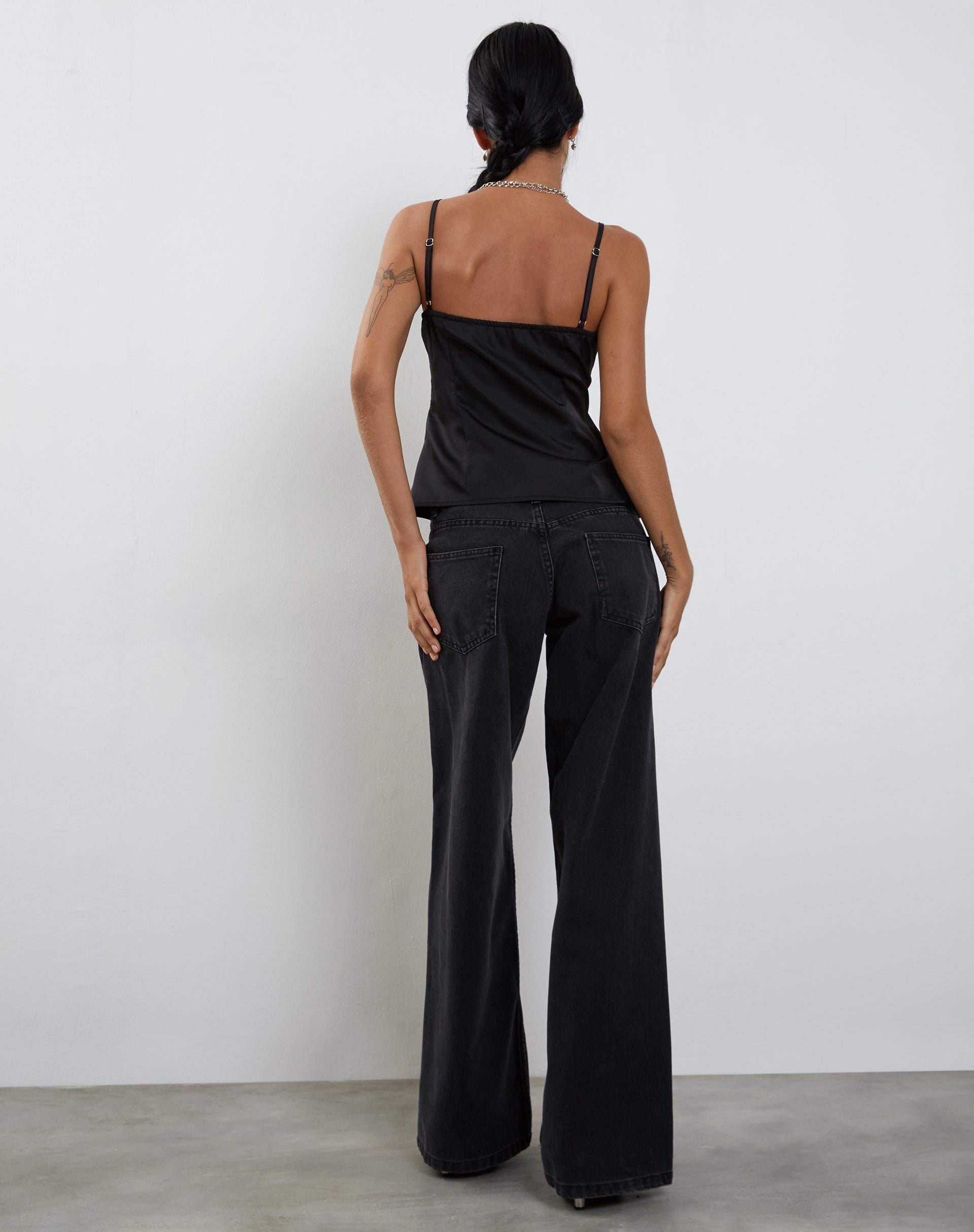 Immagini di Bahela Tie Front Cami Top nero con pizzo blu