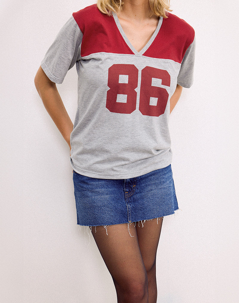 Immagine di Balap Top oversize in marna grigia e rosso adrenalina con scritta '86'.