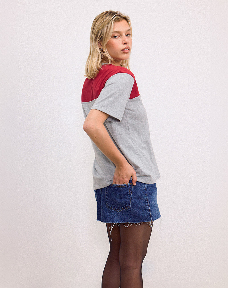Immagine di Balap Top oversize in marna grigia e rosso adrenalina con scritta '86'.