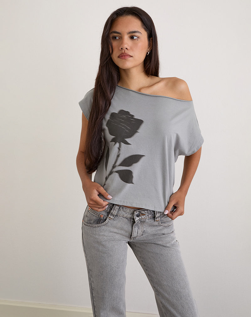 Immagine di Balia Top asimmetrico a maniche corte in grigio con stampa di rose sfocate