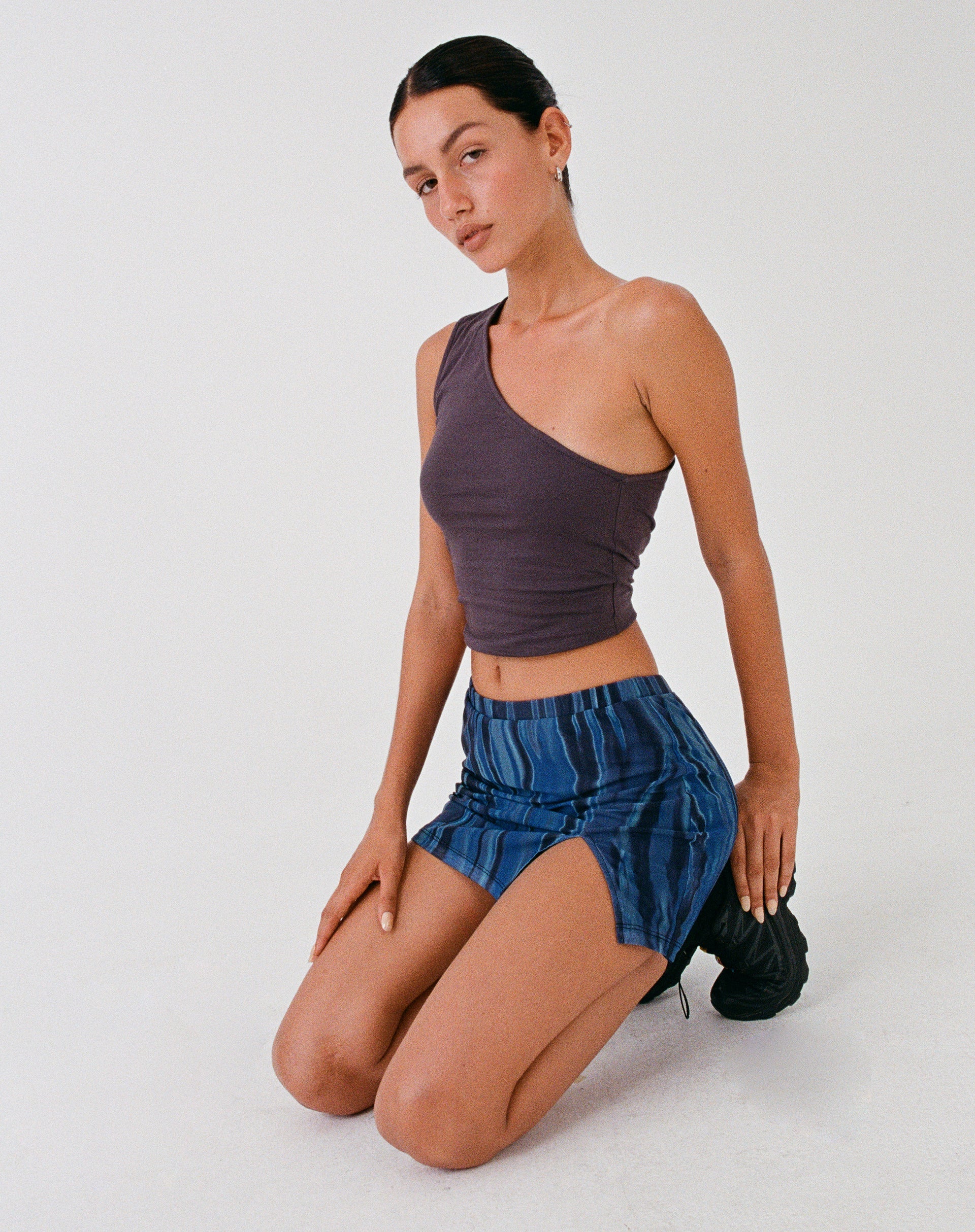 immagine di MOTEL X JACQUIE Pelma Mini Skirt in Colour Bleed Blue