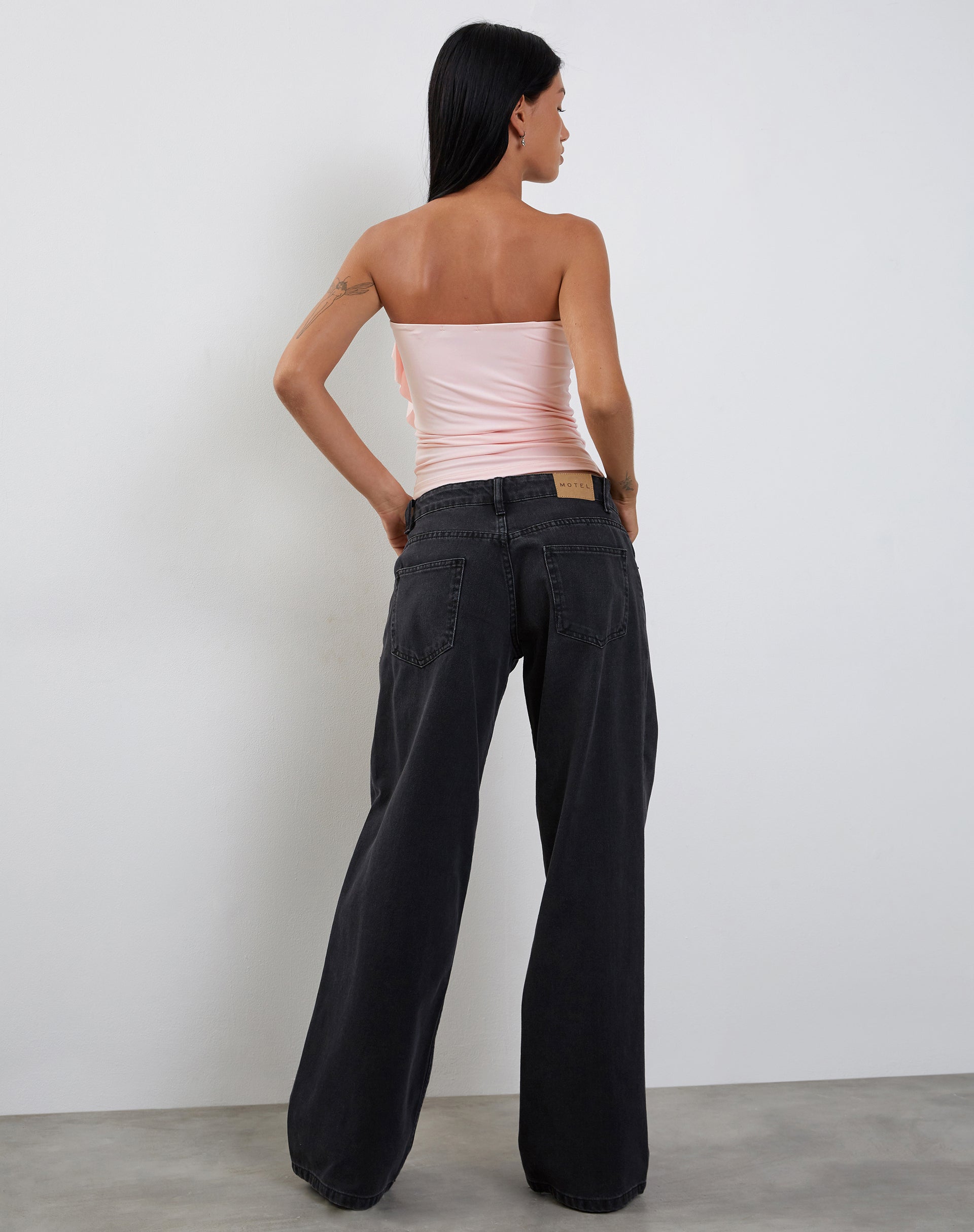 Immagine del top a fascia con volant di Baylin in rosa baby