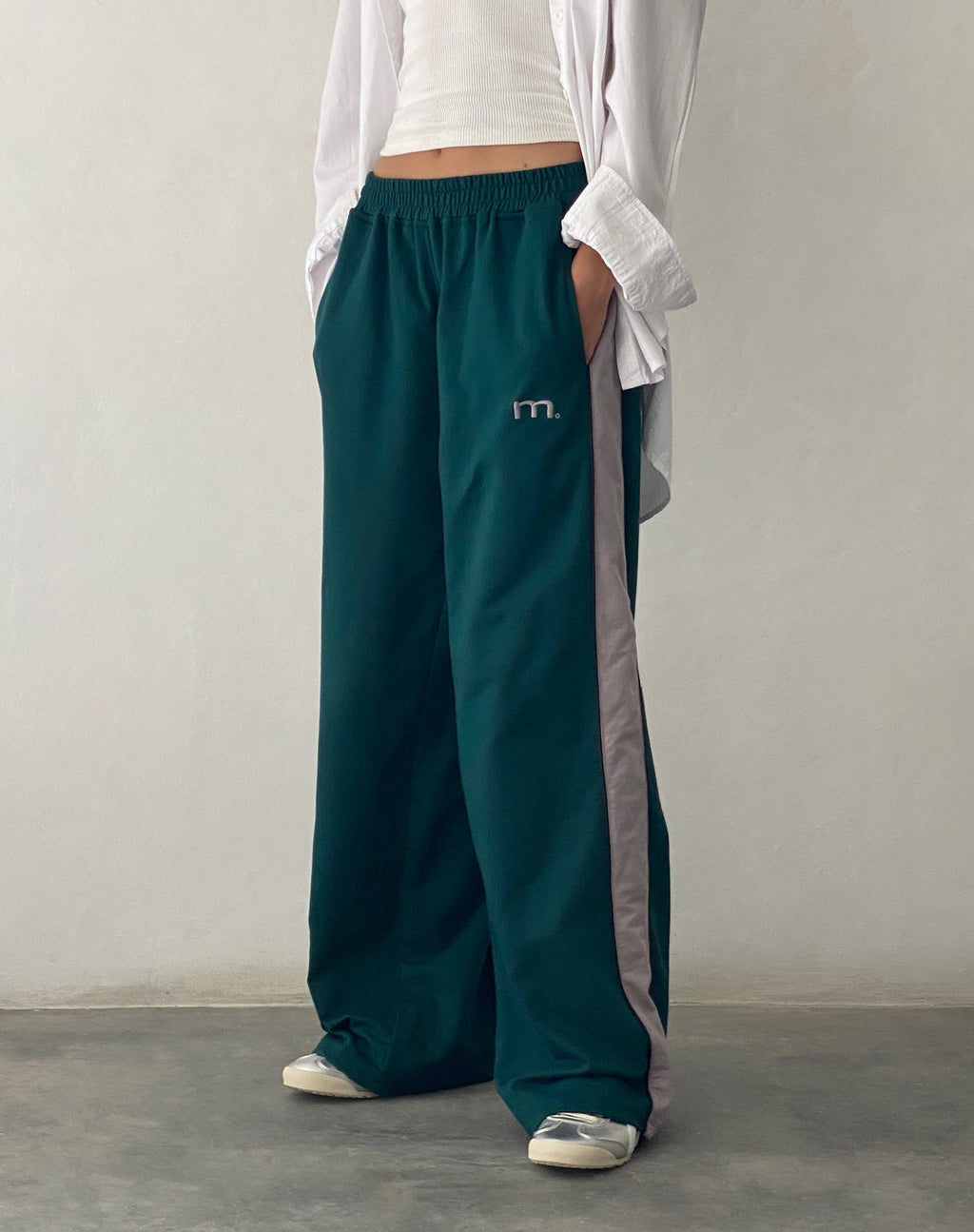 Jogger oversize di Bedion in verde bosco con ricamo a M