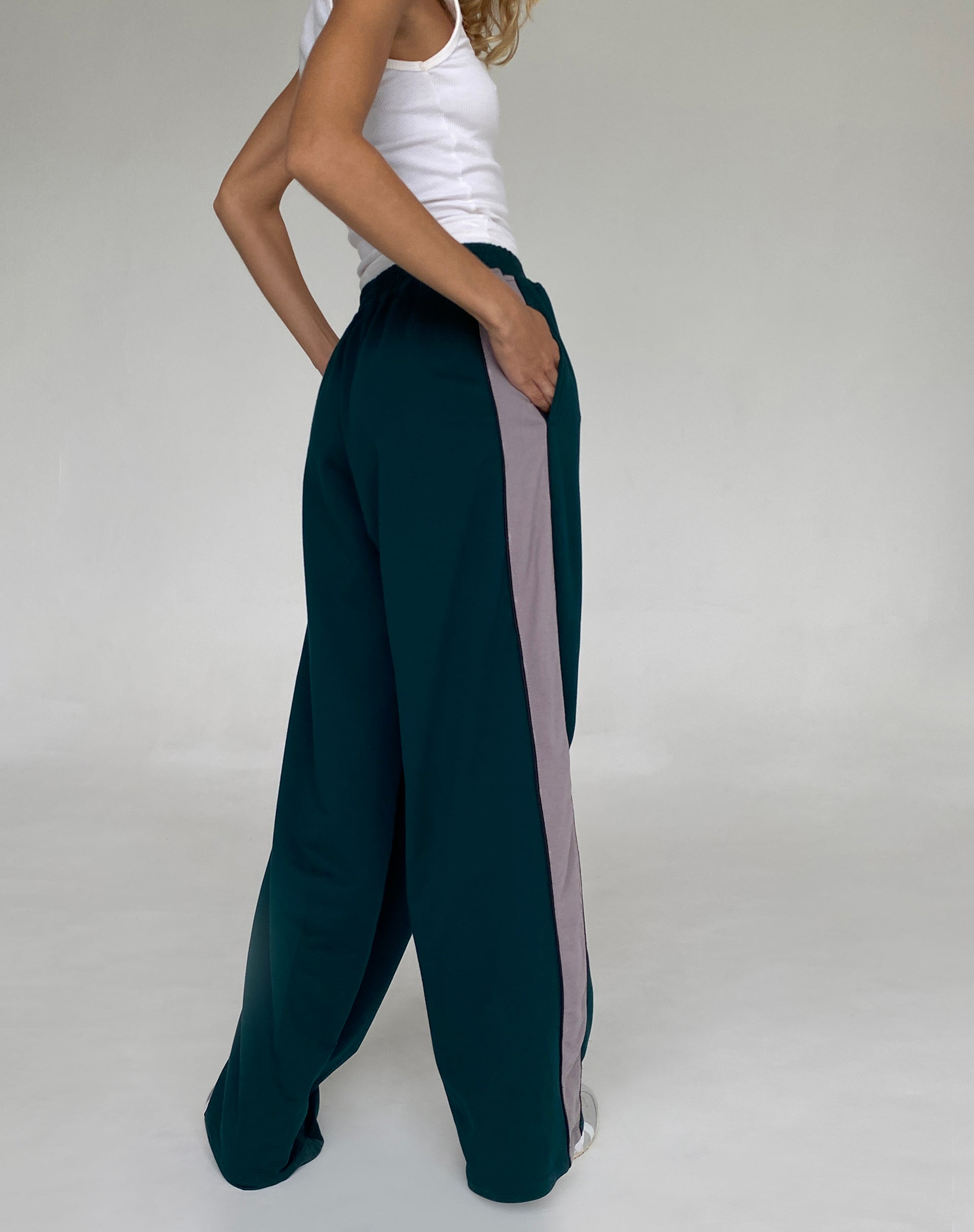 Immagine di Bedion Jogger oversize in verde foresta con ricamo a M