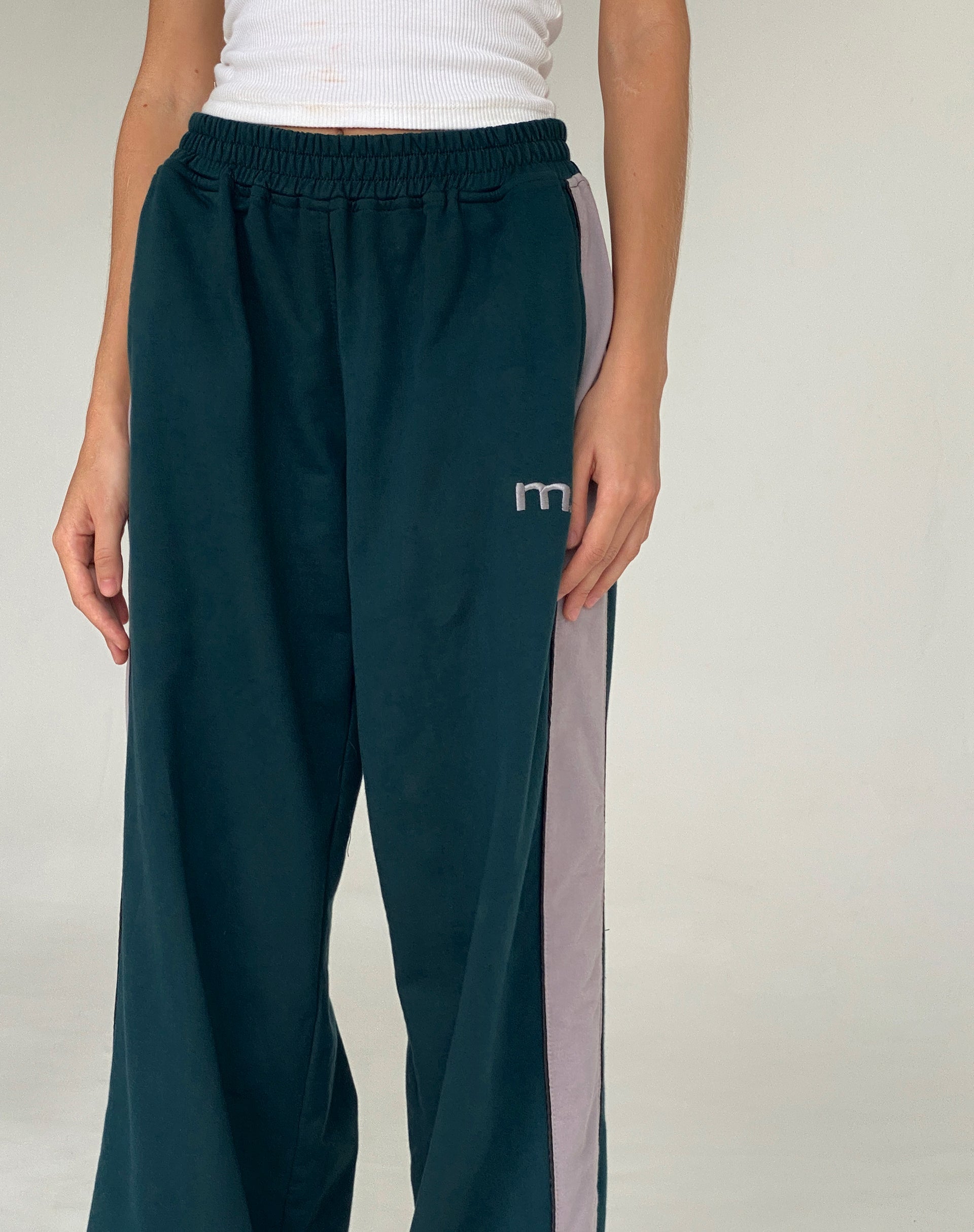 Immagine di Bedion Jogger oversize in verde foresta con ricamo a M