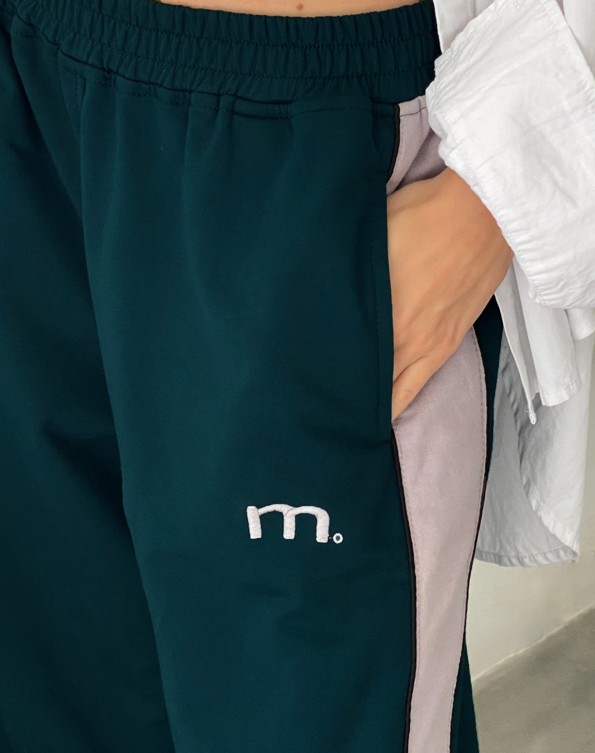 Immagine di Bedion Jogger oversize in verde foresta con ricamo a M