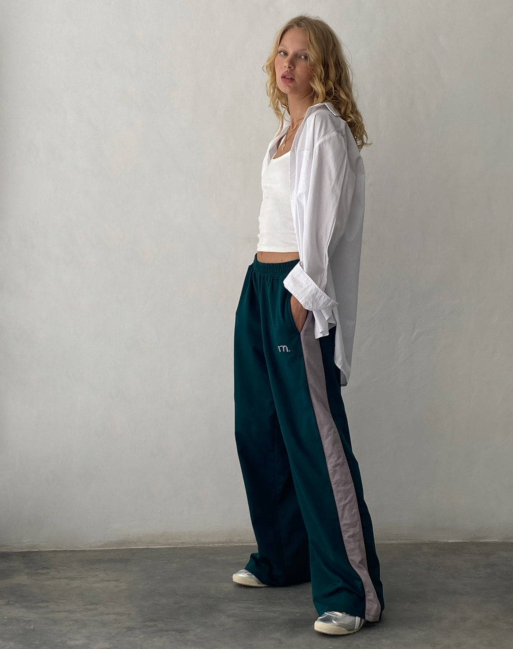 Jogger oversize di Bedion in verde bosco con ricamo a M
