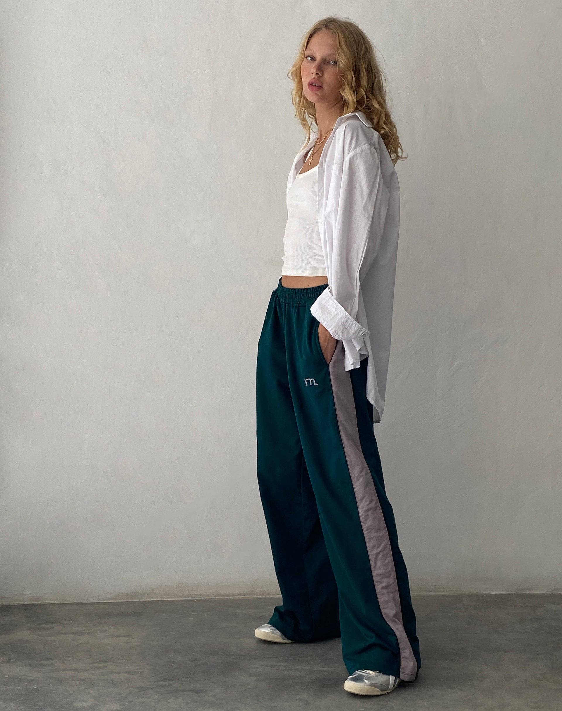 Immagine di Bedion Jogger oversize in verde foresta con ricamo a M