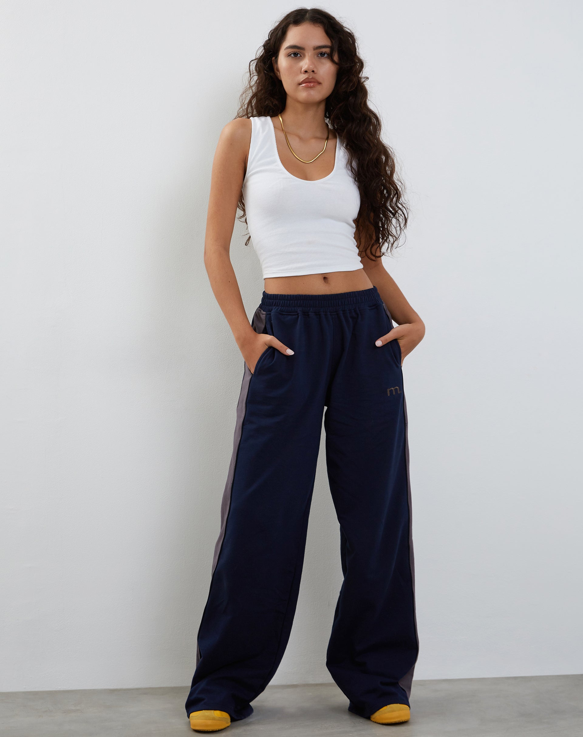 Immagine di Bedion Jogger oversized in marina con ricamo a M