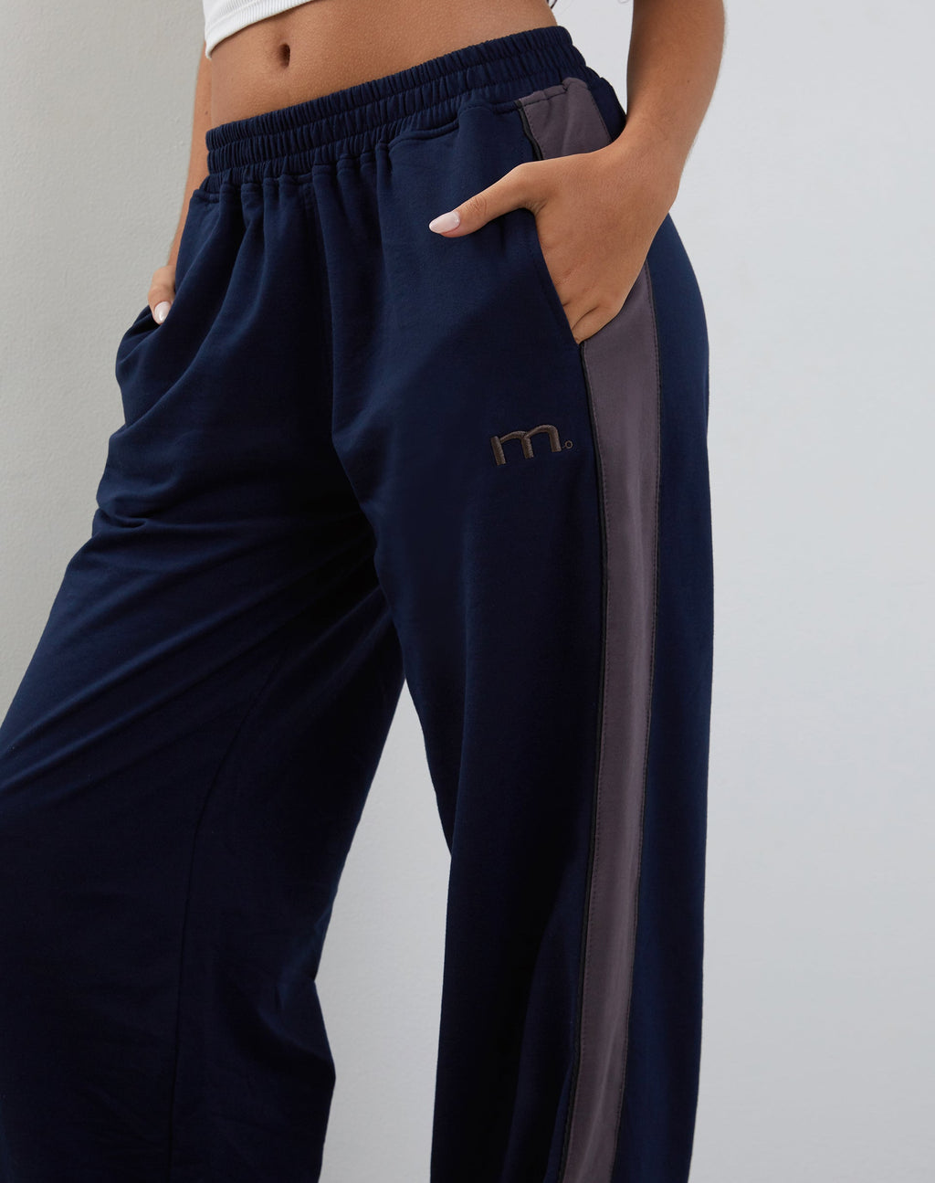 Jogger oversize di Bedion in blu con ricamo a M