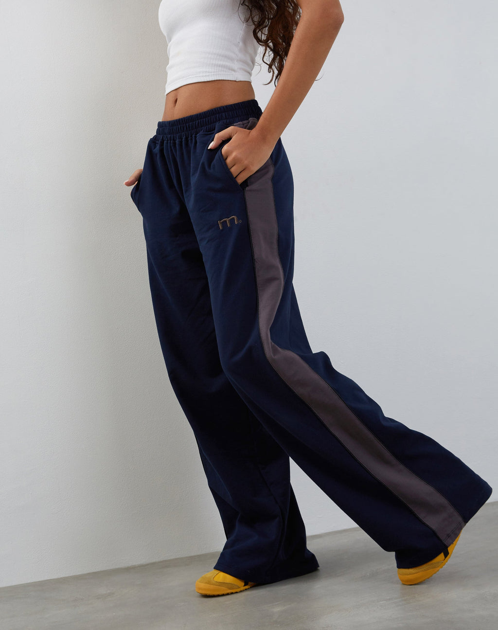 Jogger oversize di Bedion in blu con ricamo a M