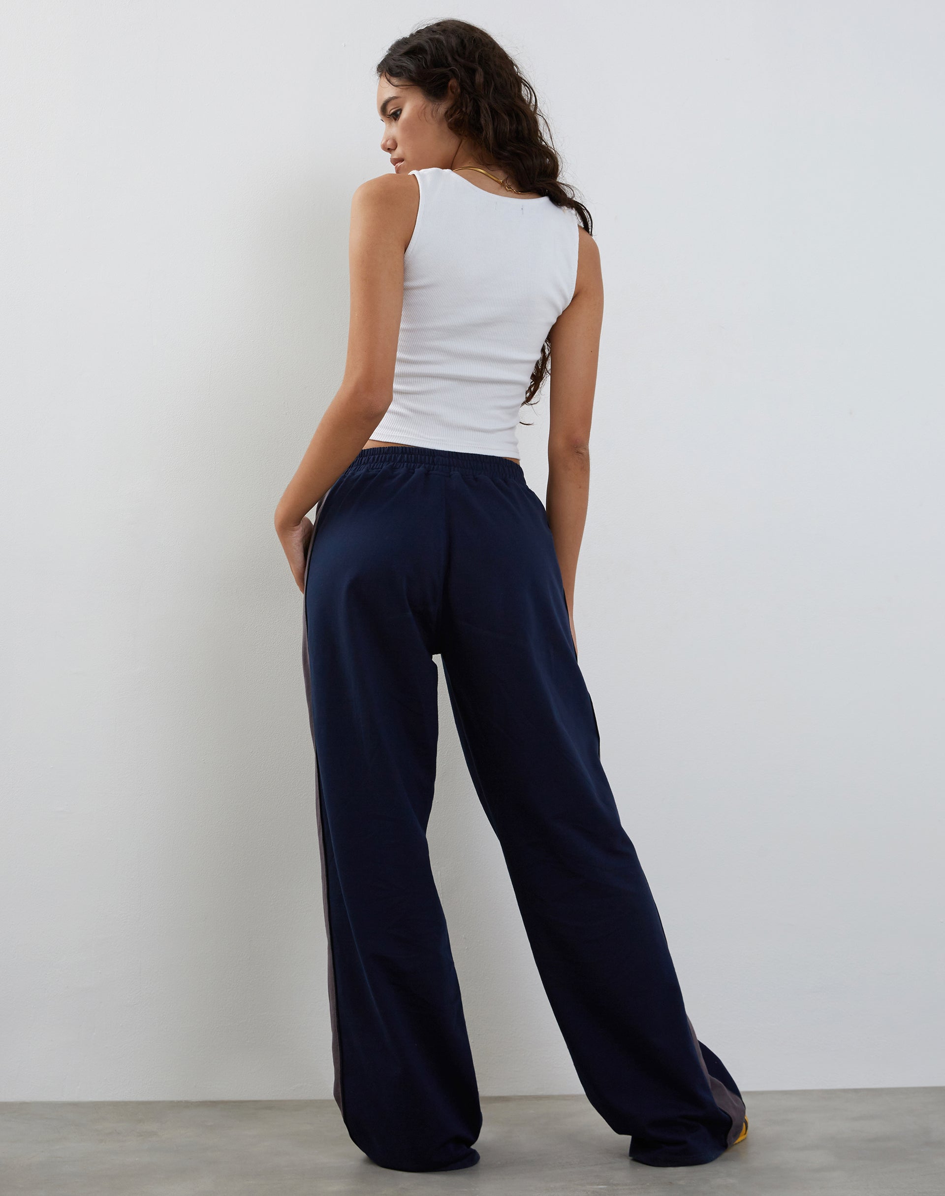 Immagine di Bedion Jogger oversized in marina con ricamo a M