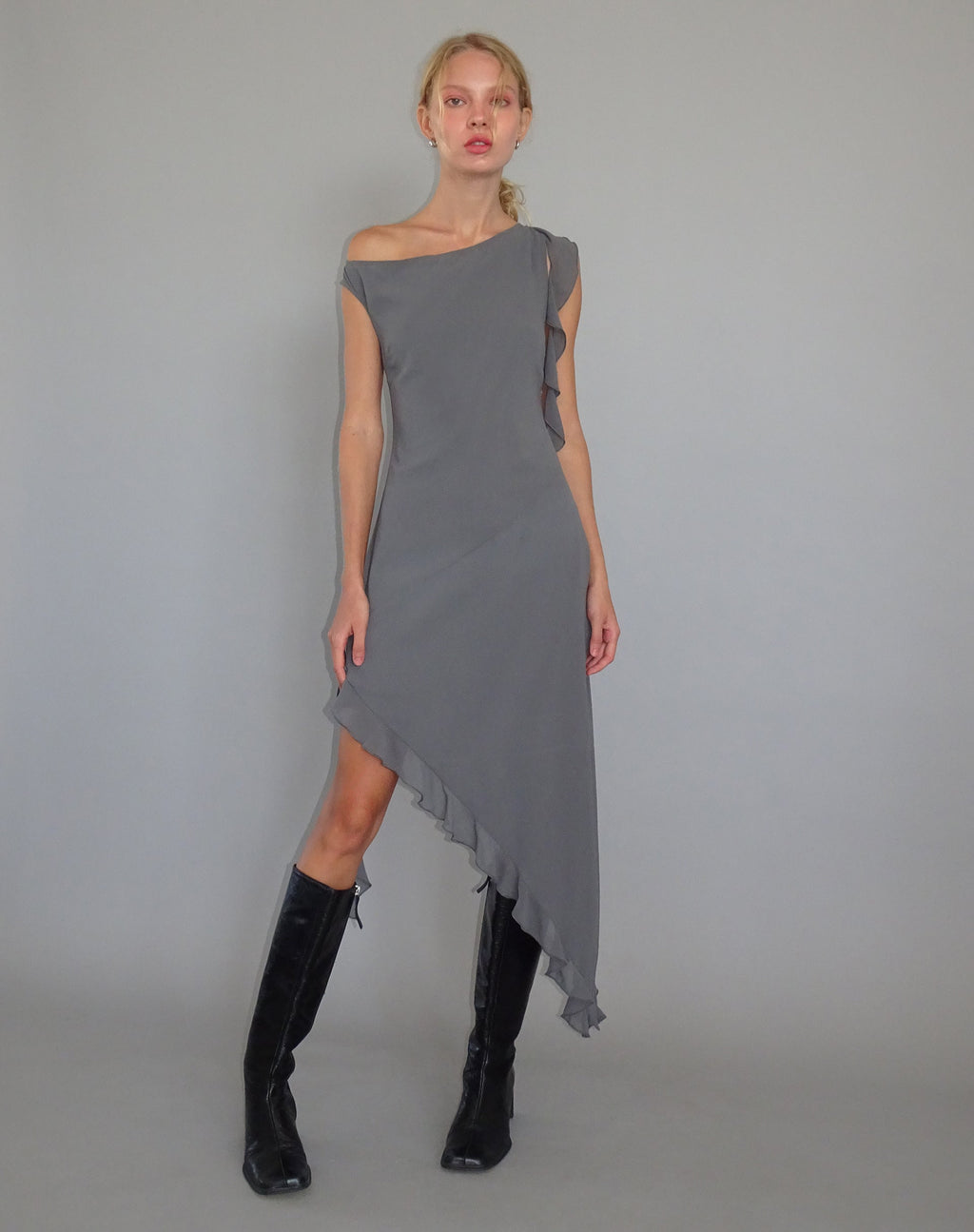 Beleri - Vestito asimmetrico con volant in chiffon grigio