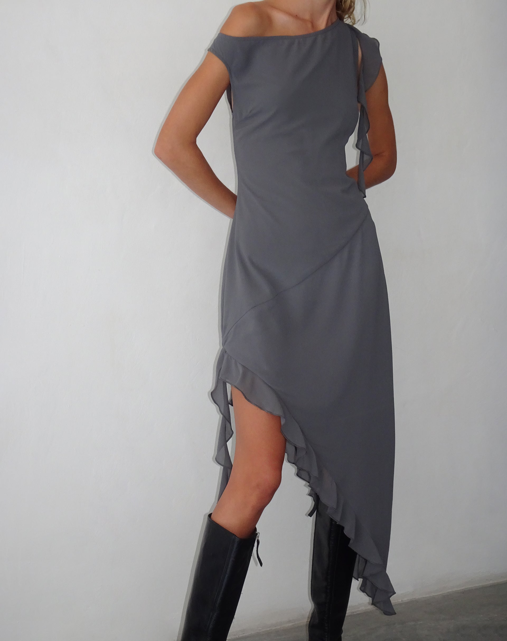 Immagine di Beleri Abito asimmetrico con volant in chiffon grigio