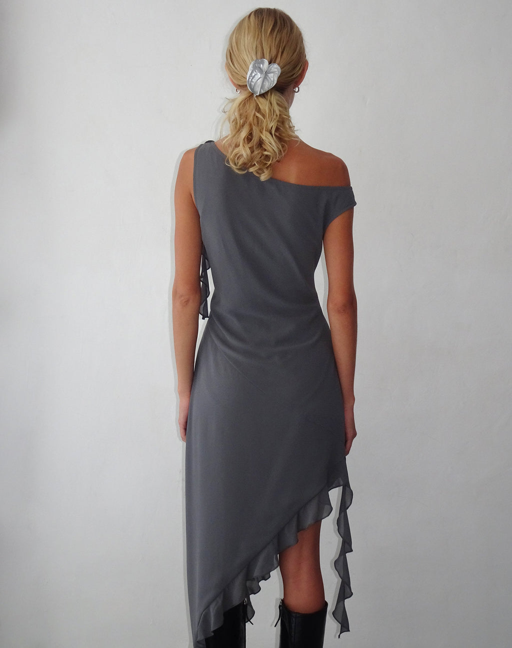 Beleri - Vestito asimmetrico con volant in chiffon grigio