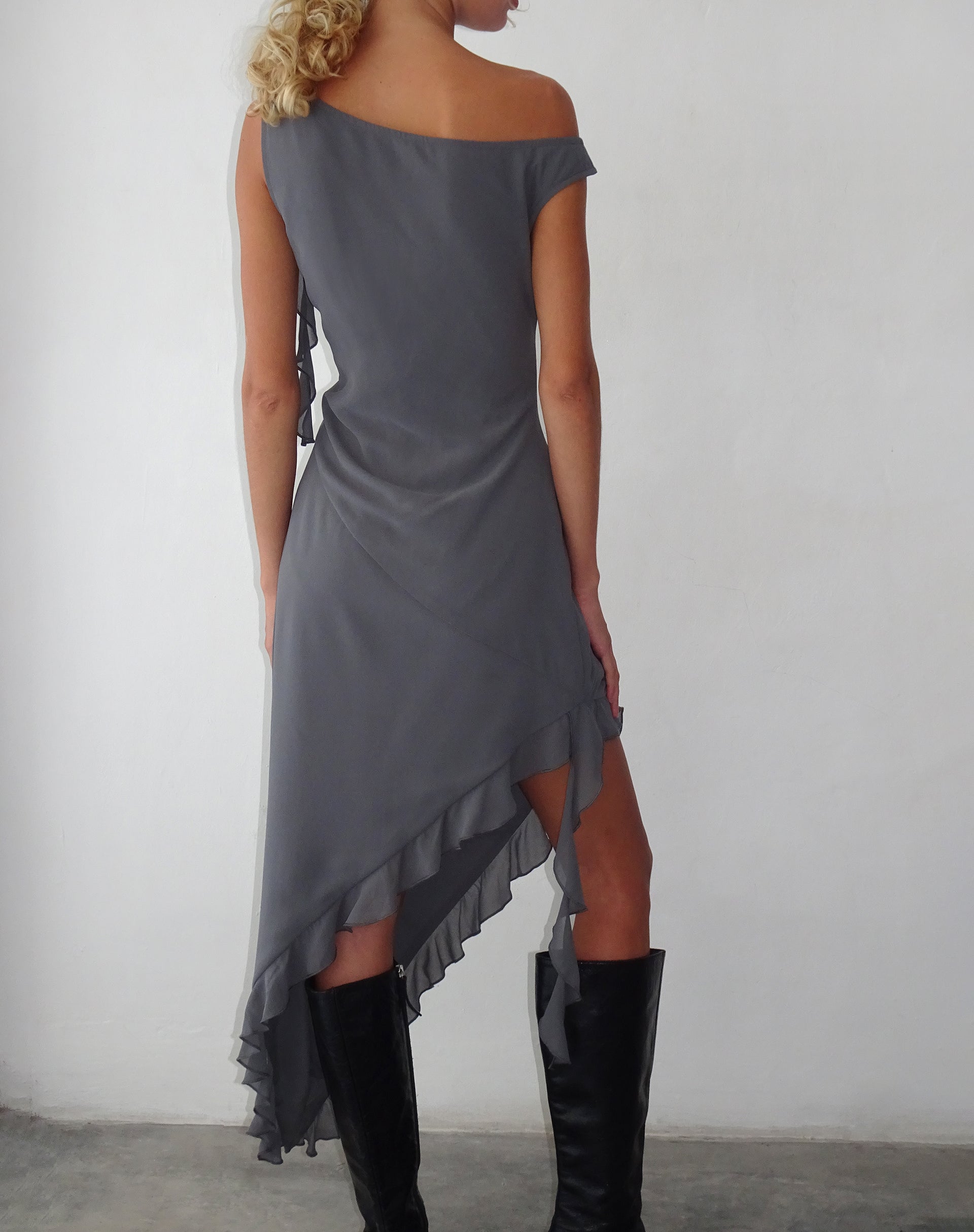 Immagine di Beleri Abito asimmetrico con volant in chiffon grigio