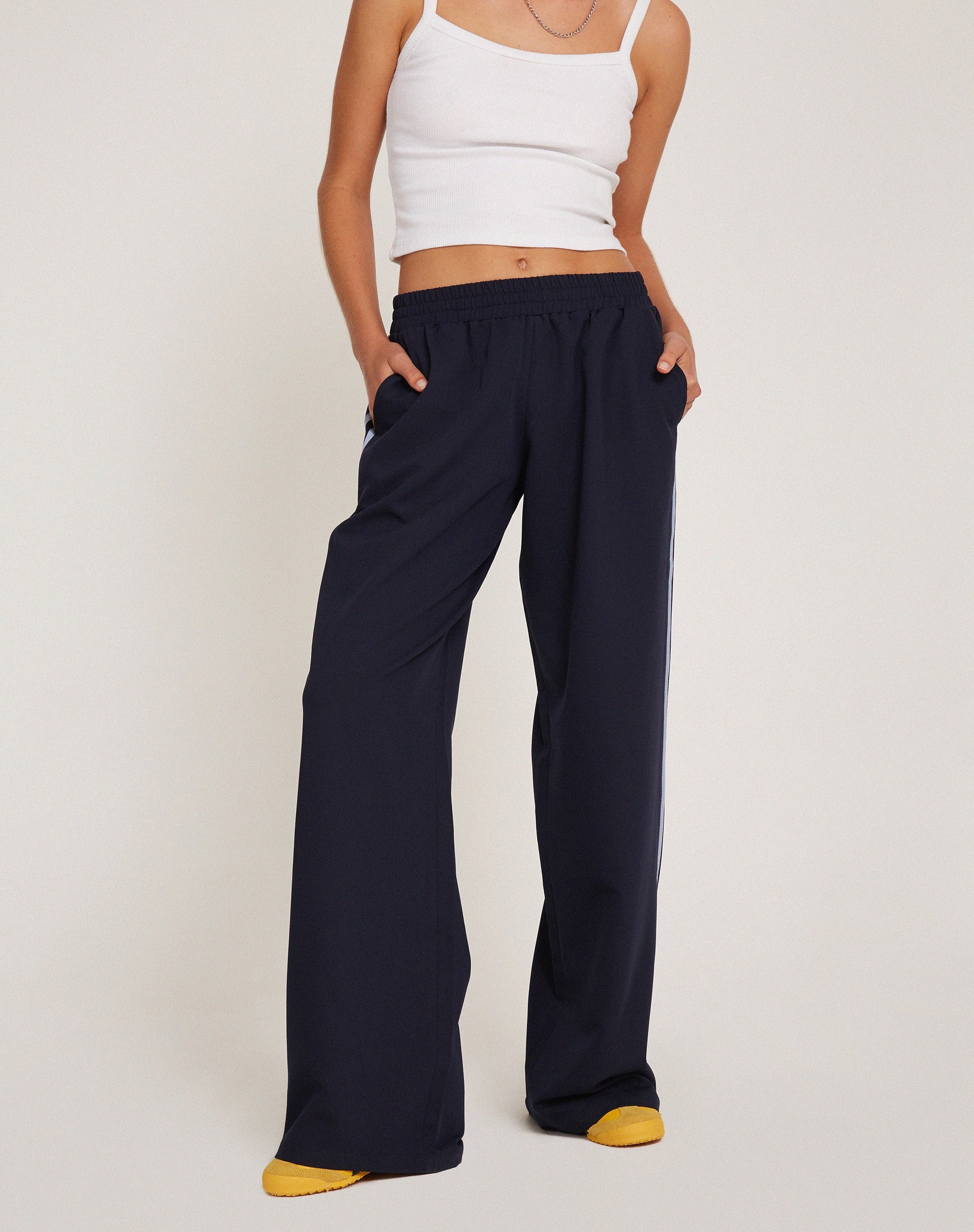 Immagine di Bennett, pantalone sartoriale in blu con riga laterale