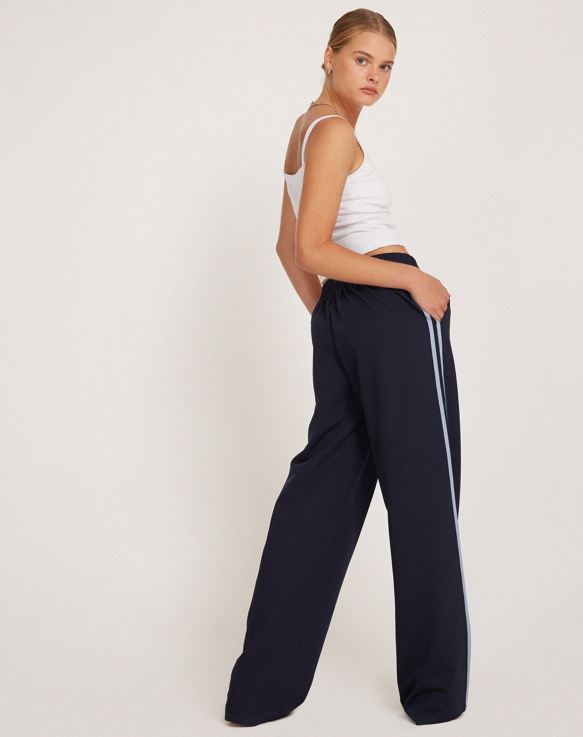 Immagine di Bennett, pantalone sartoriale in blu con riga laterale