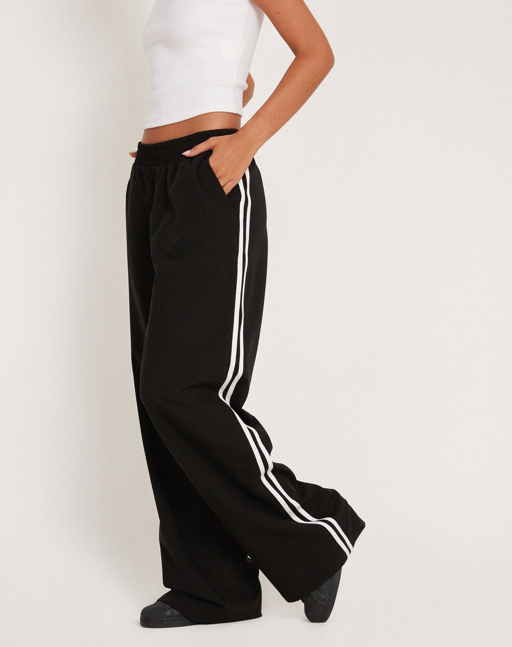 Pantaloni a gamba larga Bennett in nero sartoriale con riga bianca