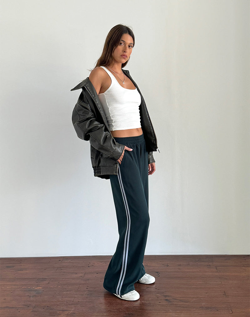 Immagine del pantalone Bennett in foresta con striscia blu