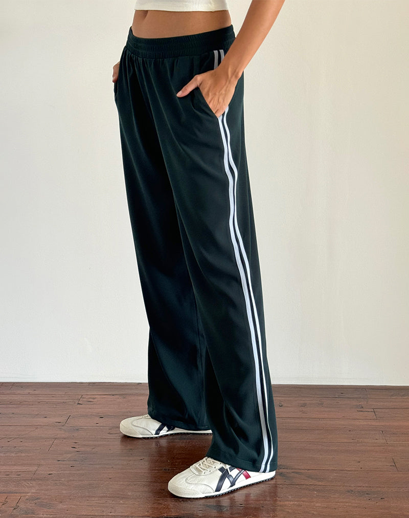 Immagine del pantalone Bennett in foresta con striscia blu