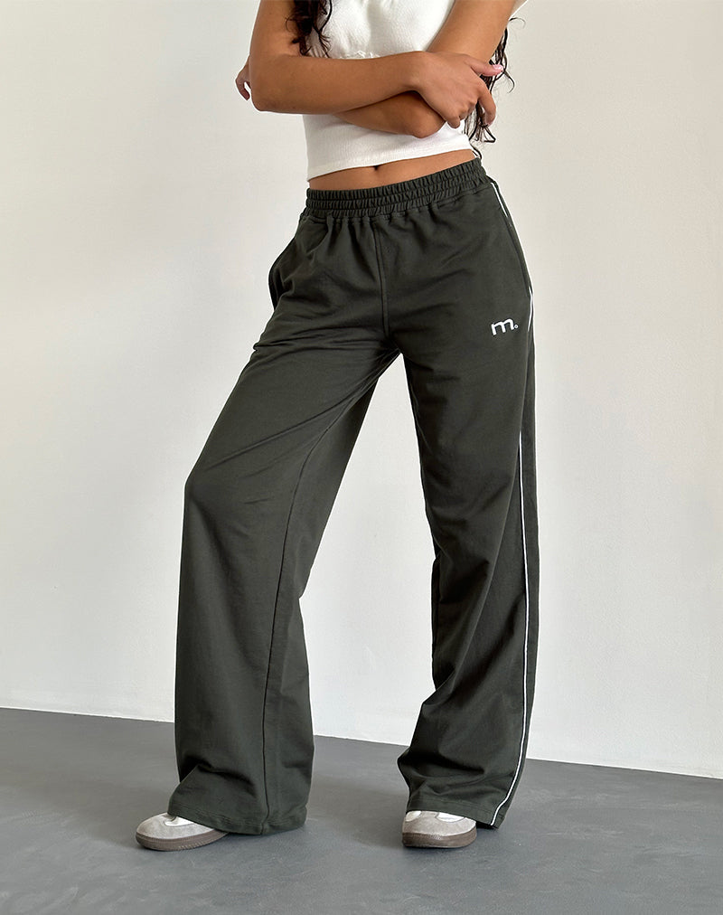 Jogger a gamba larga Benton in oliva con ricamo "M".