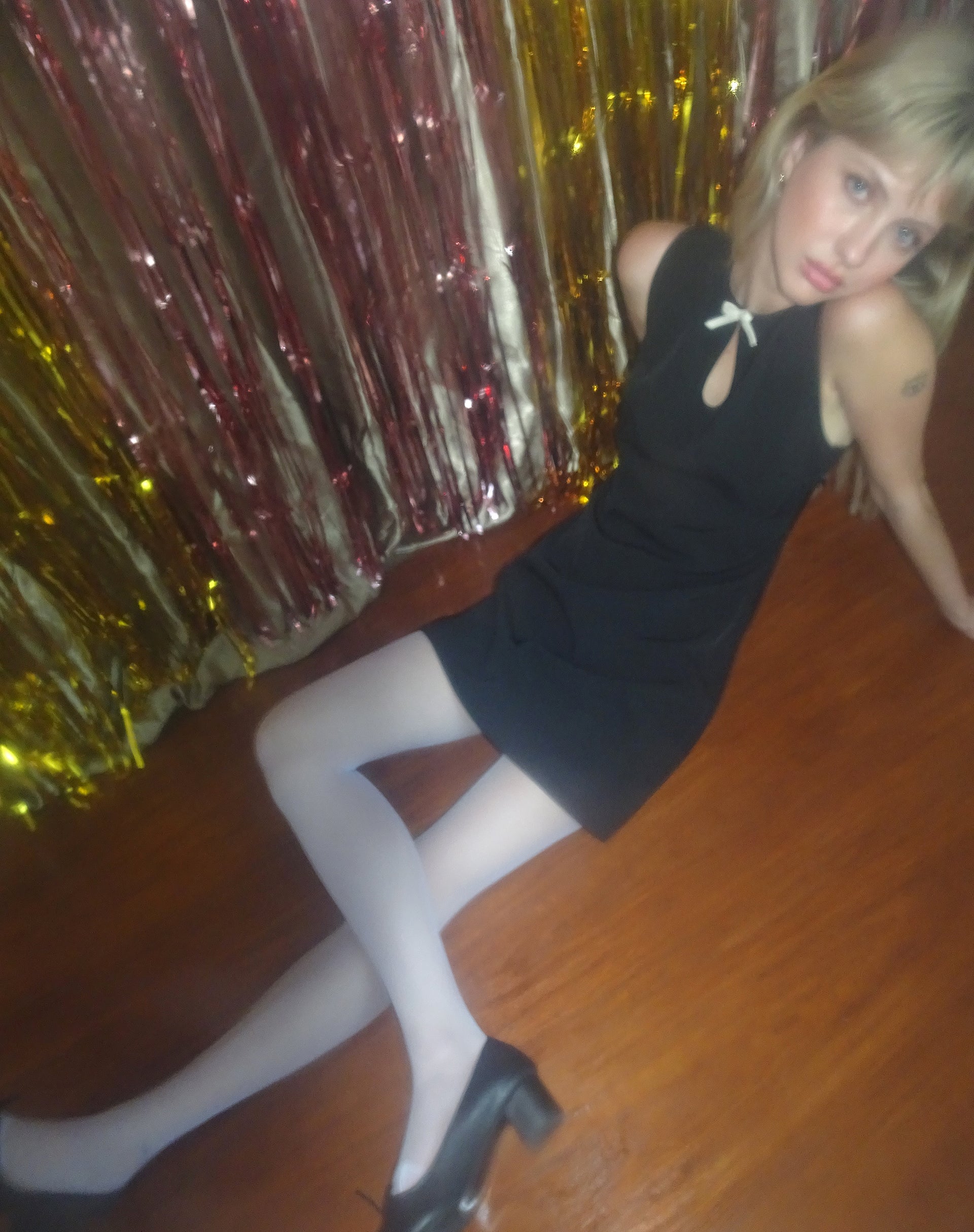 Immagine di Bibidia Mini Dress in nero con fiocco crema