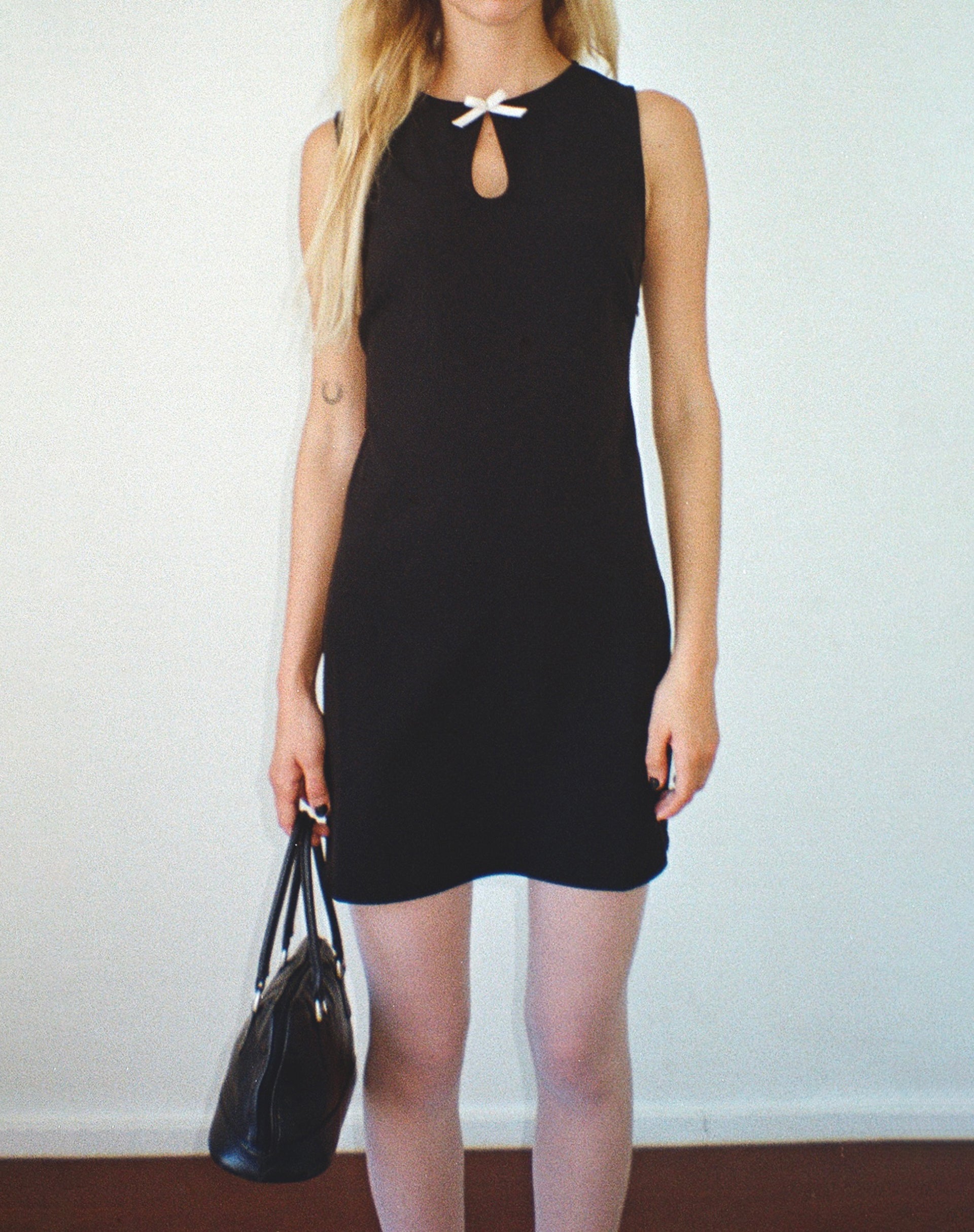 Immagine di Bibidia Mini Dress in nero con fiocco crema