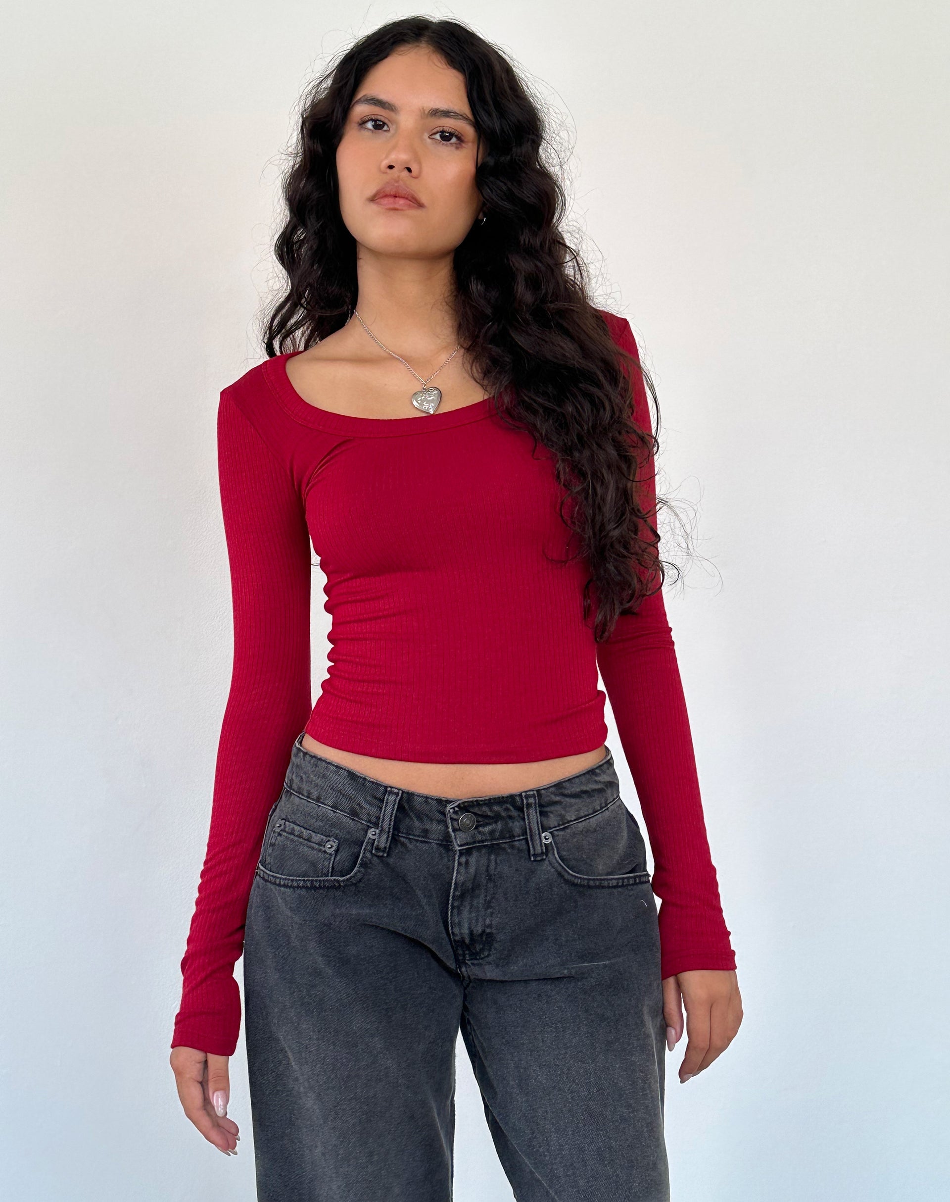 Immagine di Binlo Extra Long Sleeve Top in Adrenaline Red Rib