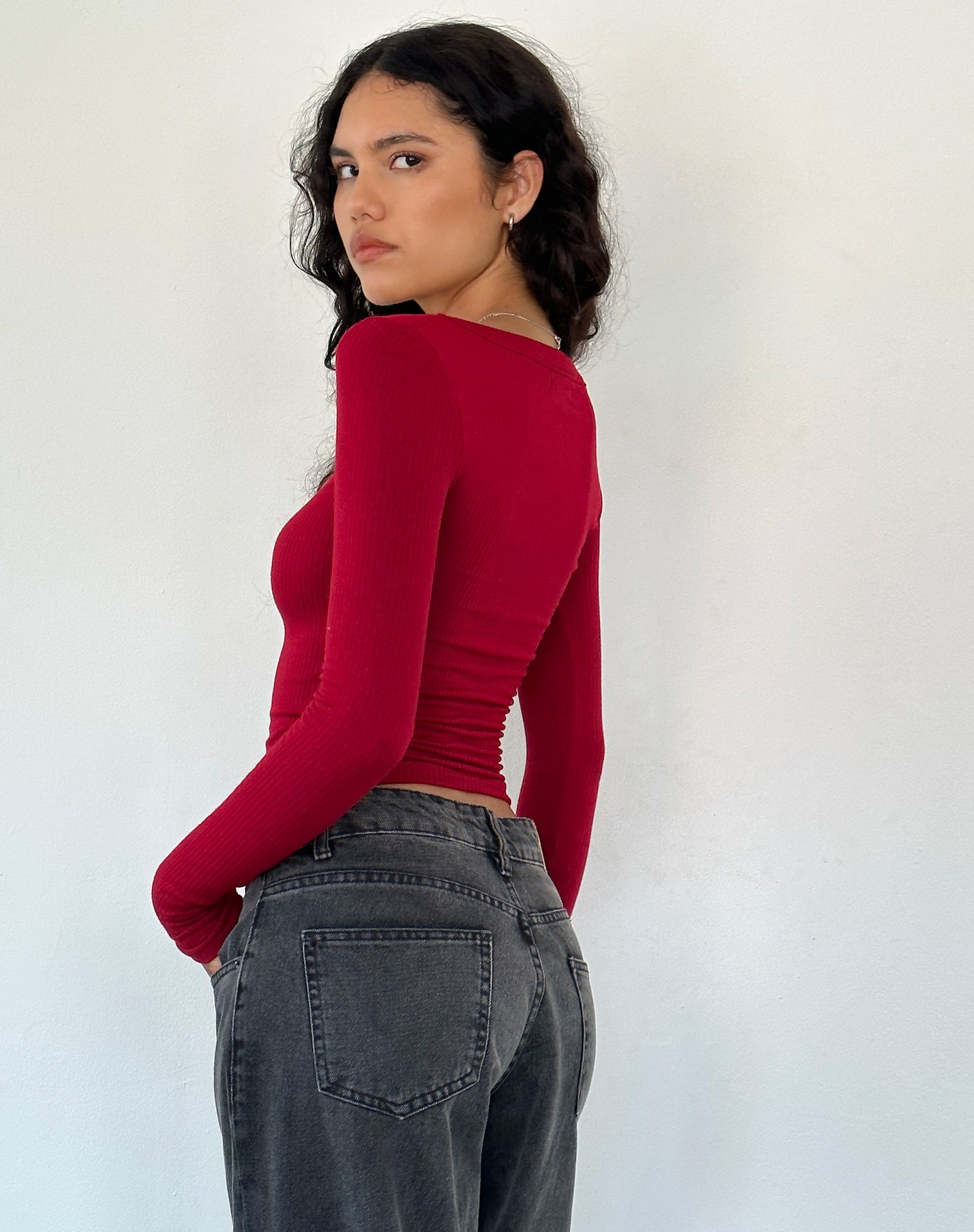 Immagine di Binlo Extra Long Sleeve Top in Adrenaline Red Rib