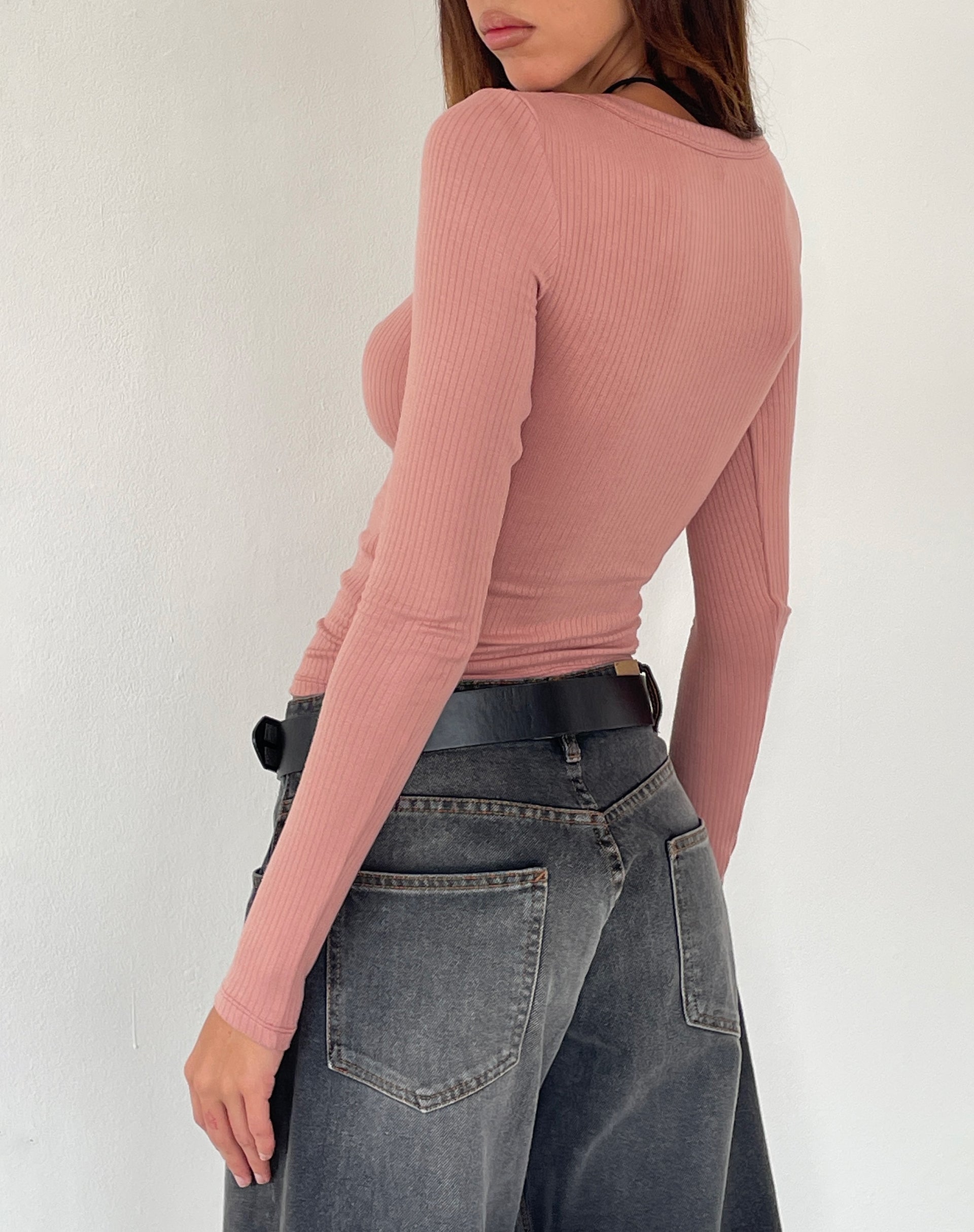 Immagine di Binlo Extra Long Sleeve Top in Dusty Pink Rib