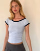Immagine di Bitha Top in blu polvere con rilegatura in blu navy