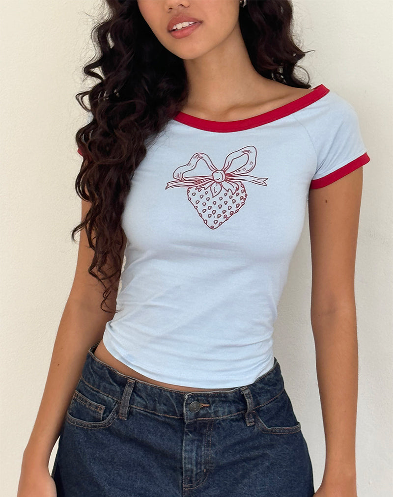 Top Bitha in blu polvere con rilegatura rosso adrenalina e stampa fiocco fragola