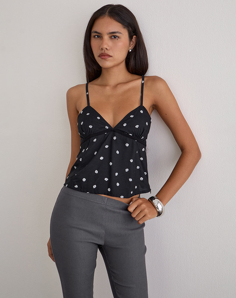 Top Bluesa Cami in nero con motivo a rose