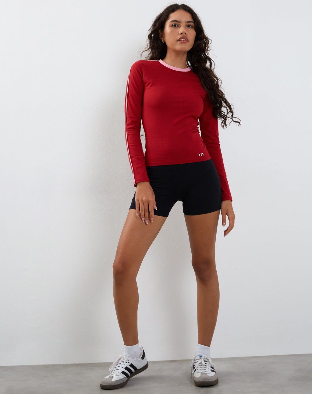 Bonija - Top a maniche lunghe in rosso con rilegatura rosa
