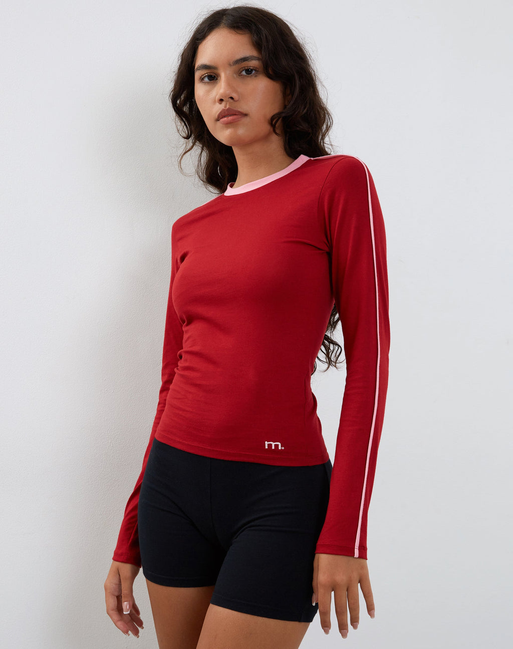 Bonija - Top a maniche lunghe in rosso con rilegatura rosa