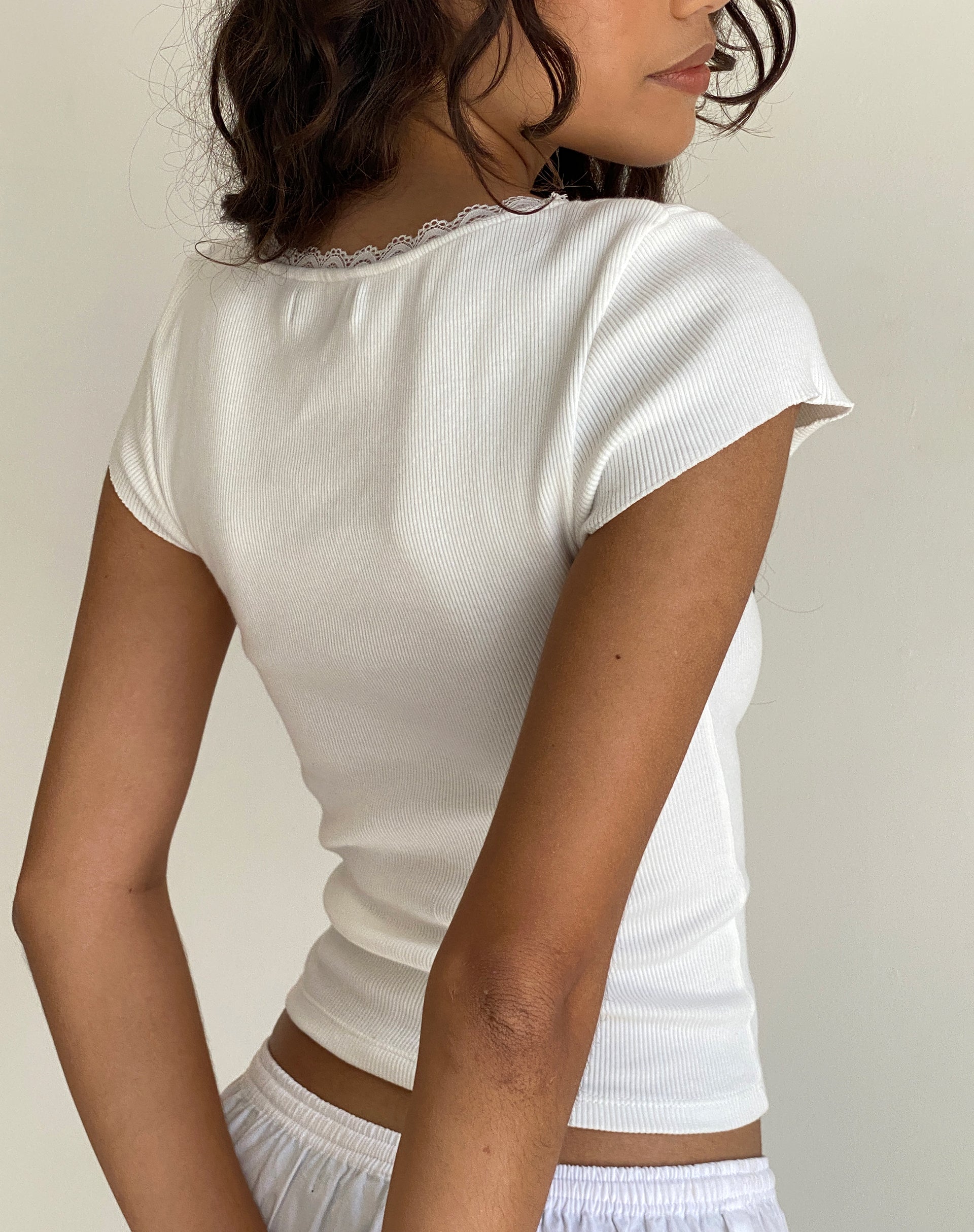 Immagine di Bovillo Lace Trim Tee a costine in bianco sporco