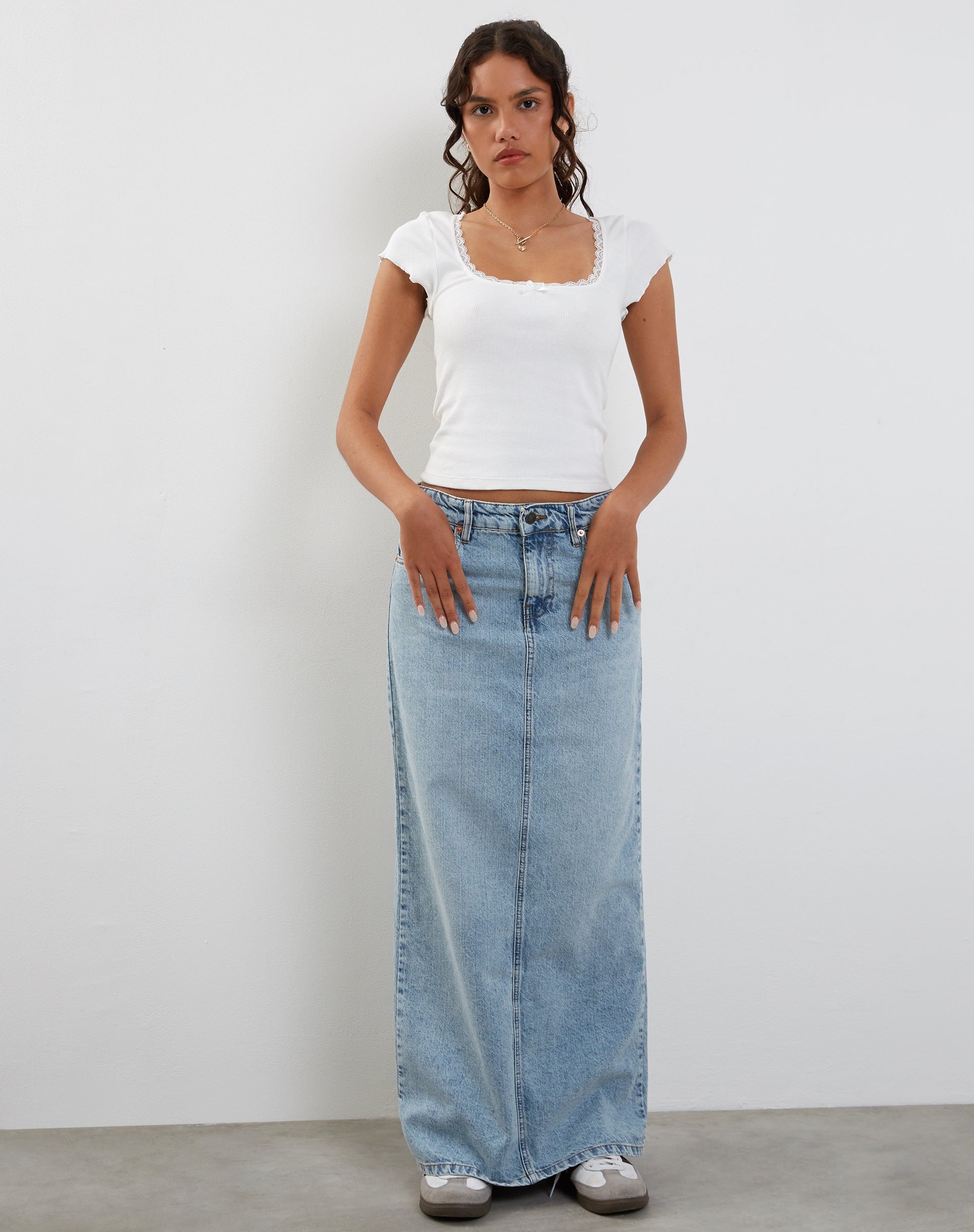 immagine di Maxi gonna a vita bassa in denim Bleach