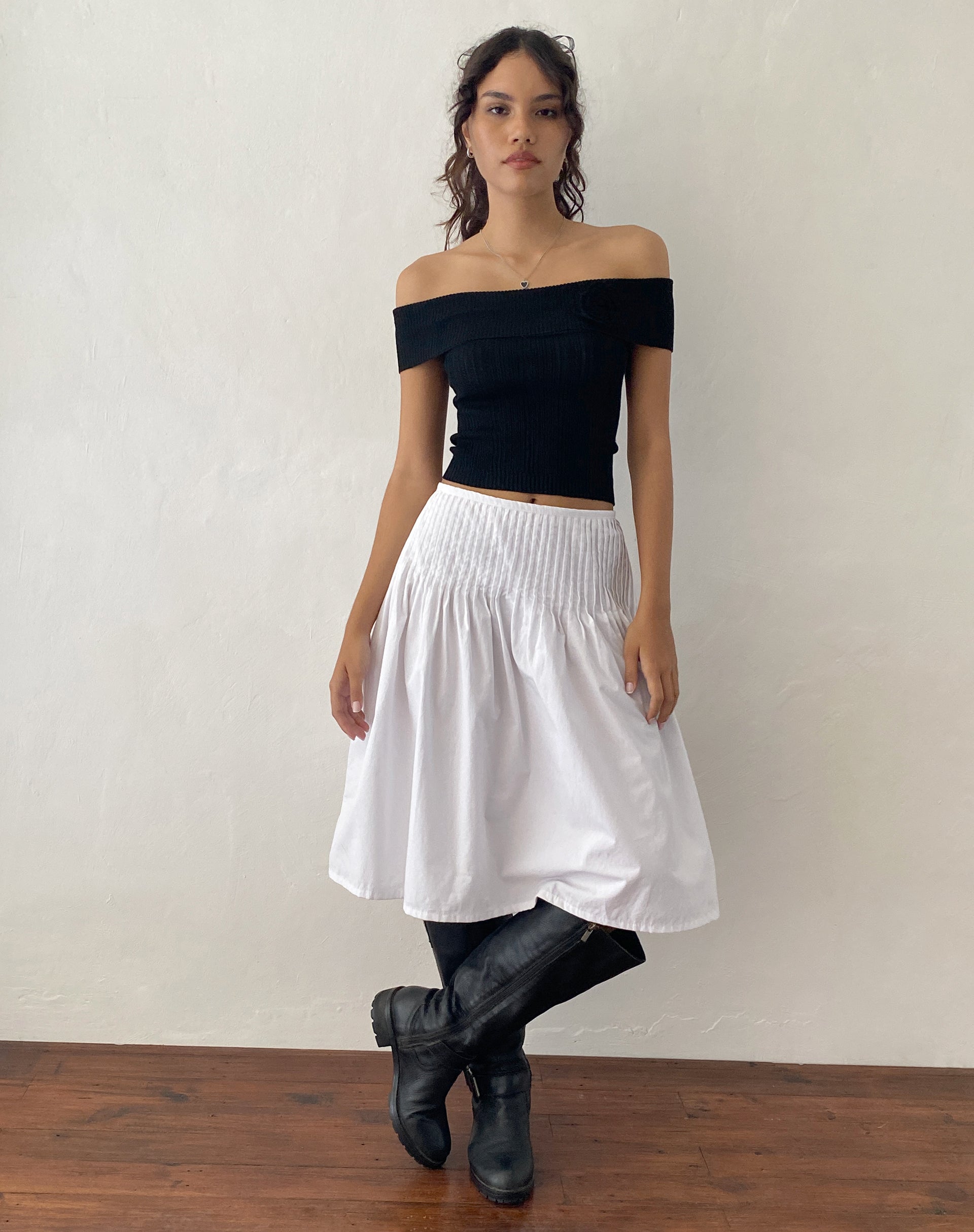 Immagine di Brenda Top Bardot in maglia nera con rosone