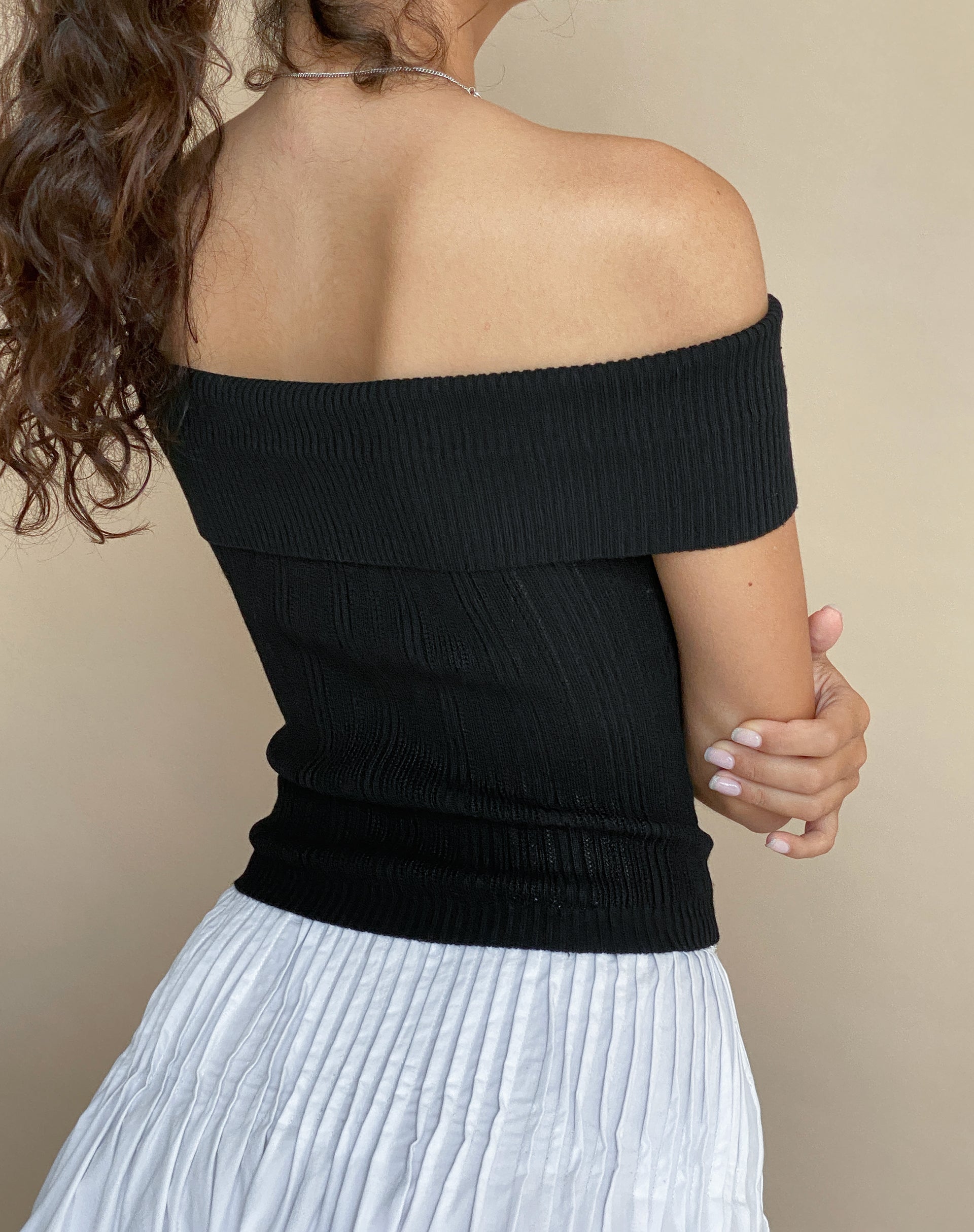 Immagine di Brenda Top Bardot in maglia nera con rosone