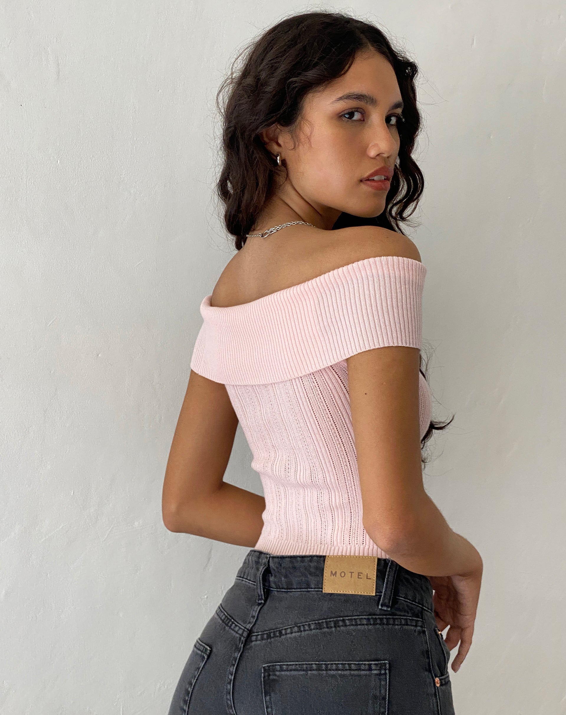 Immagine di Brenda Top Bardot in maglia rosa con rosetta