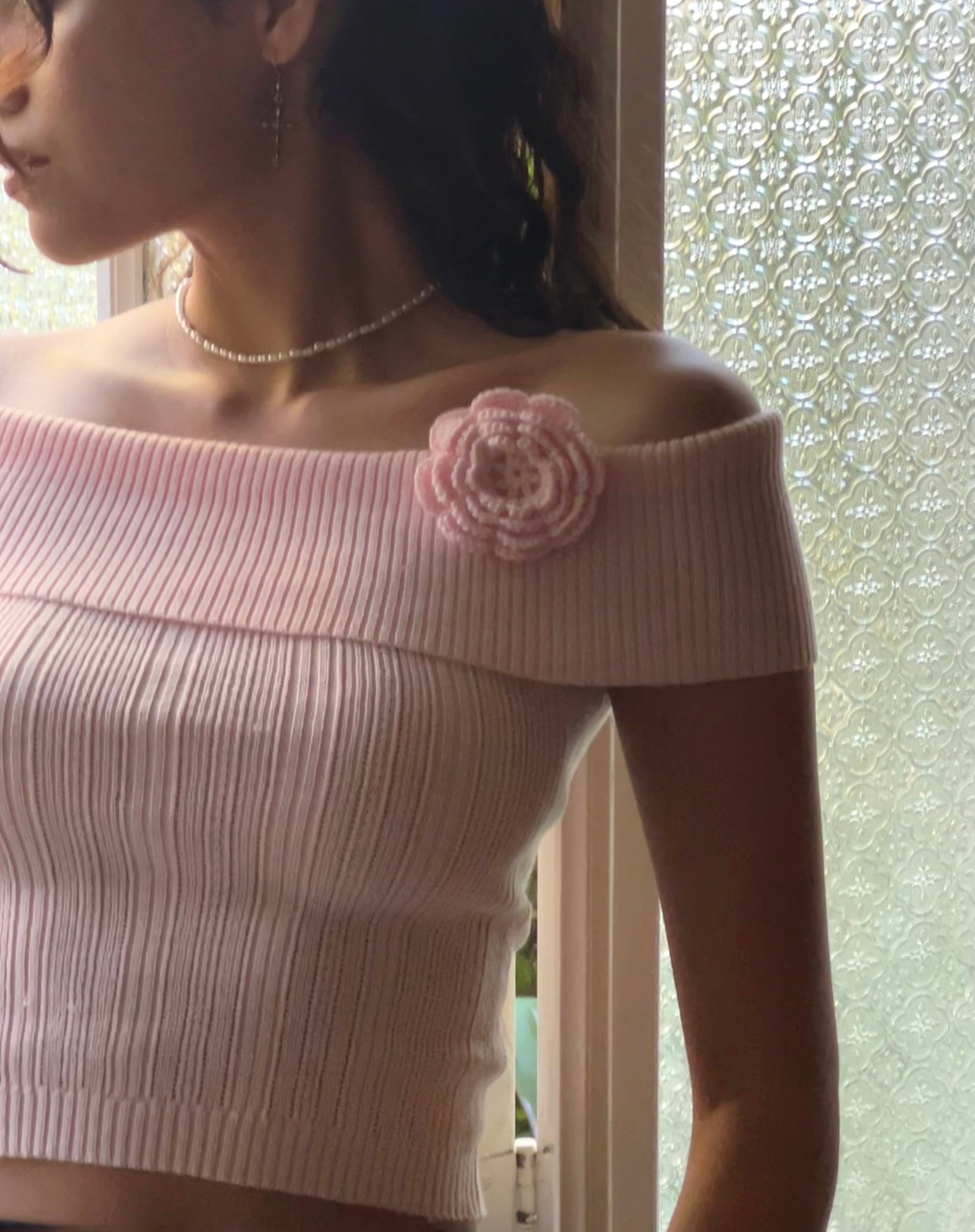 Immagine di Brenda Top Bardot in maglia rosa con rosetta