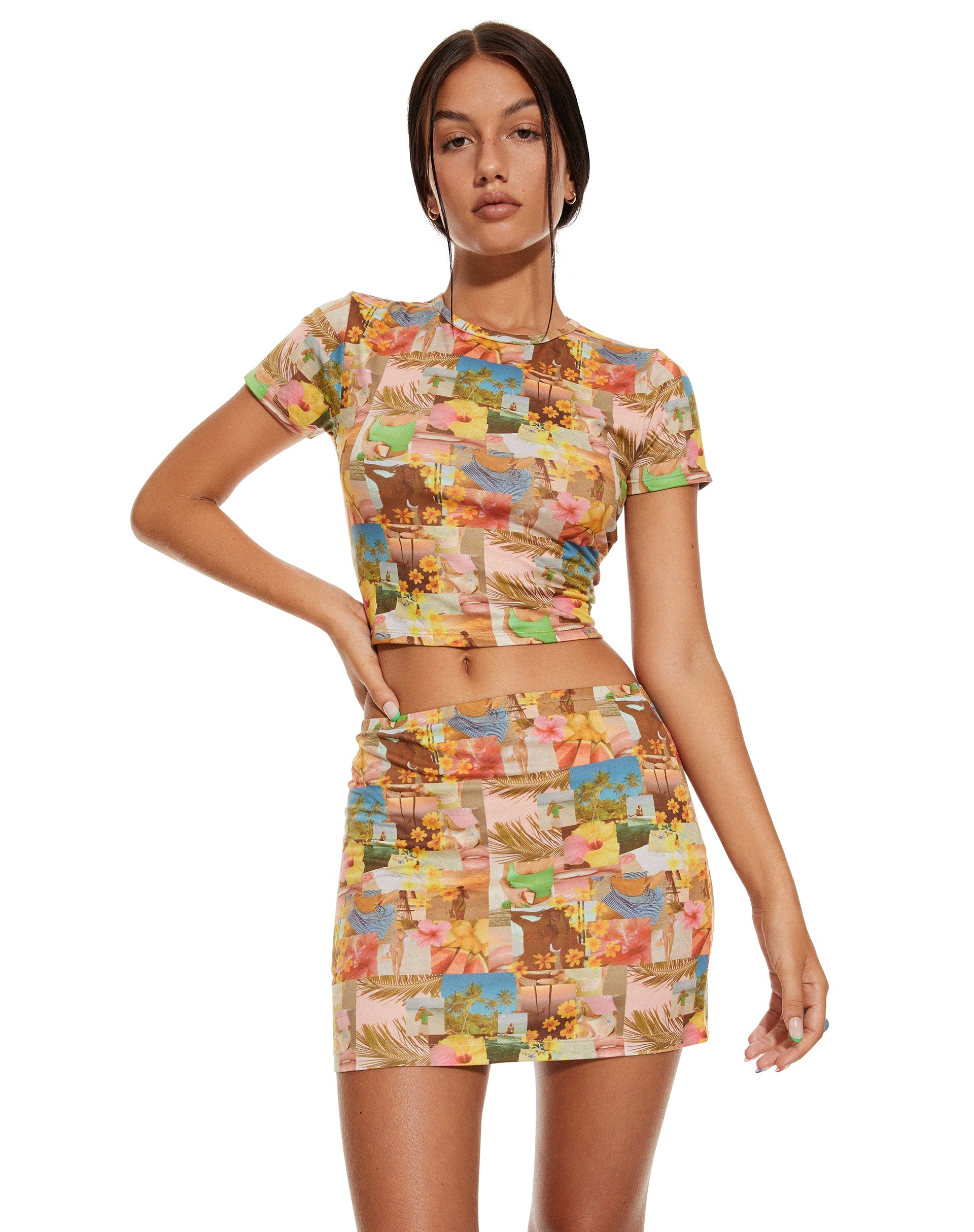 immagine di MOTEL X BARBARA Guida Mini Skirt in 90s Tropical Collage