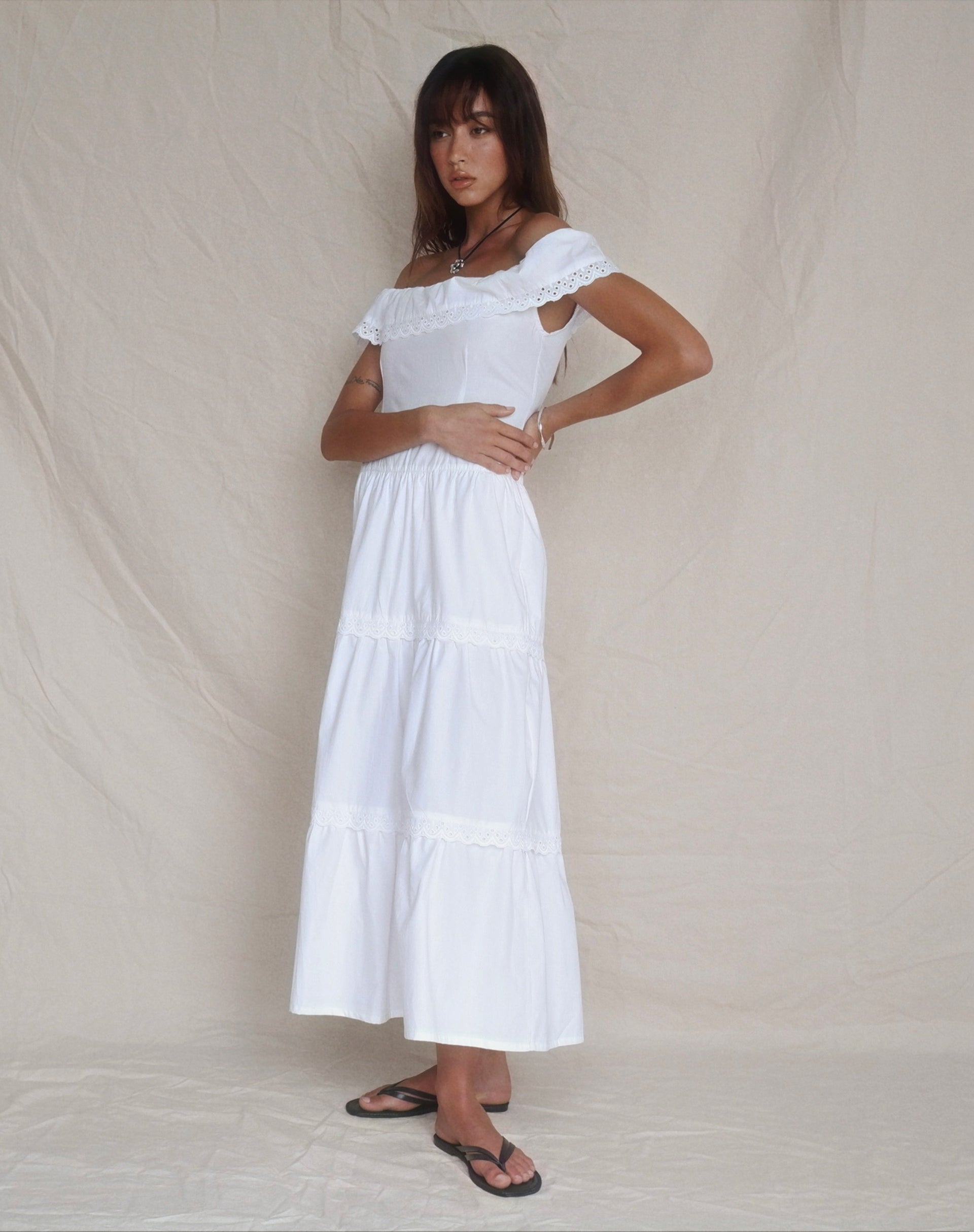 Immagine di Helpa Tiered Bardot Maxi Dress in Bianco