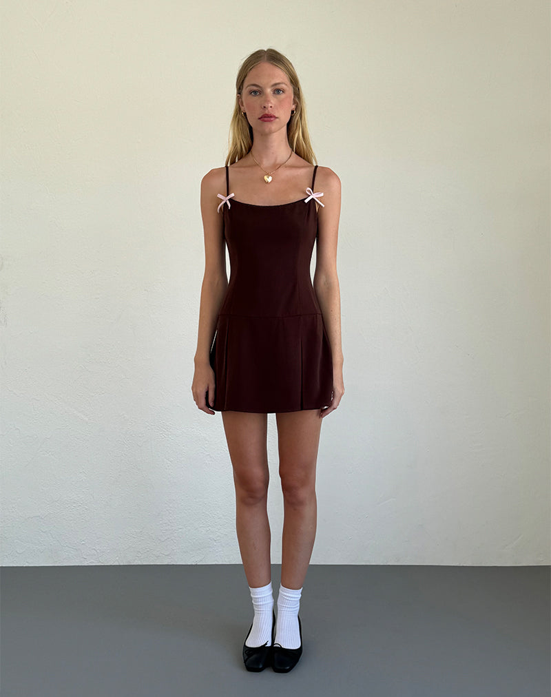 immagine di Calilia Cami Dress in cioccolato amaro con fiocchi rosa