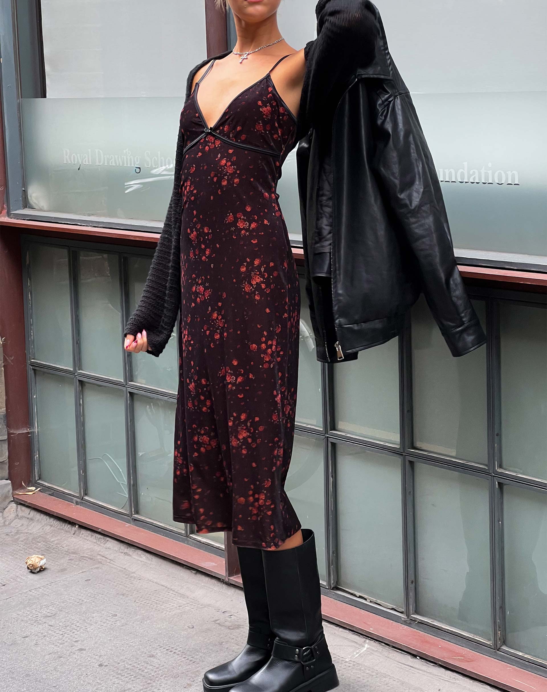 immagine di Camelia Maxi Dress in velluto a grappolo rosa