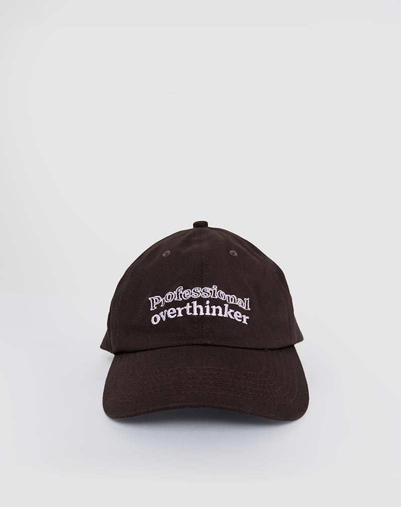 Immagine del berretto in cioccolato amaro con slogan professionale overthinker
