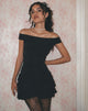 immagine di Aella Bardot Ruffle Dress in nero