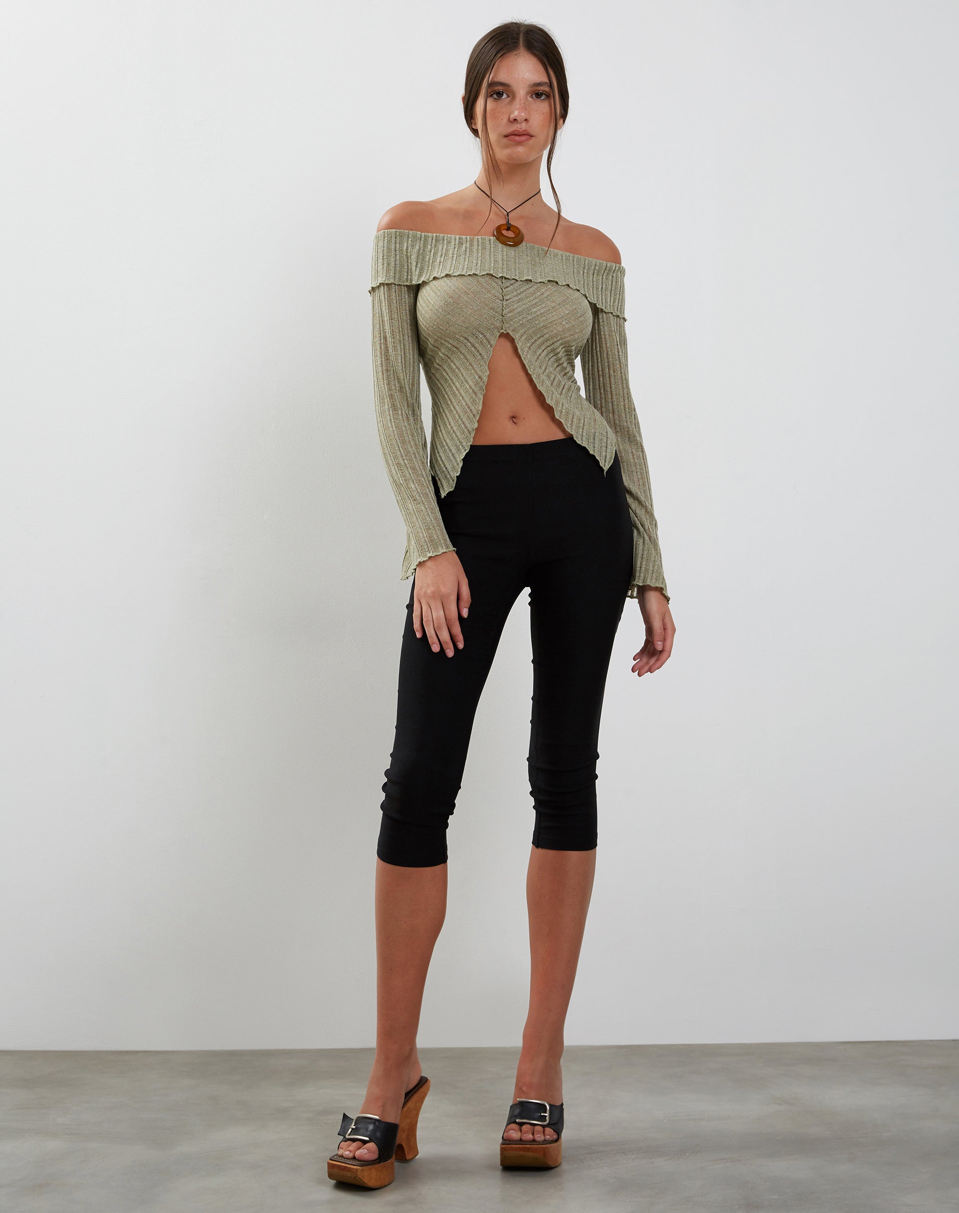 Immagine di Celeste Top in maglia Bardot a maniche lunghe in salvia