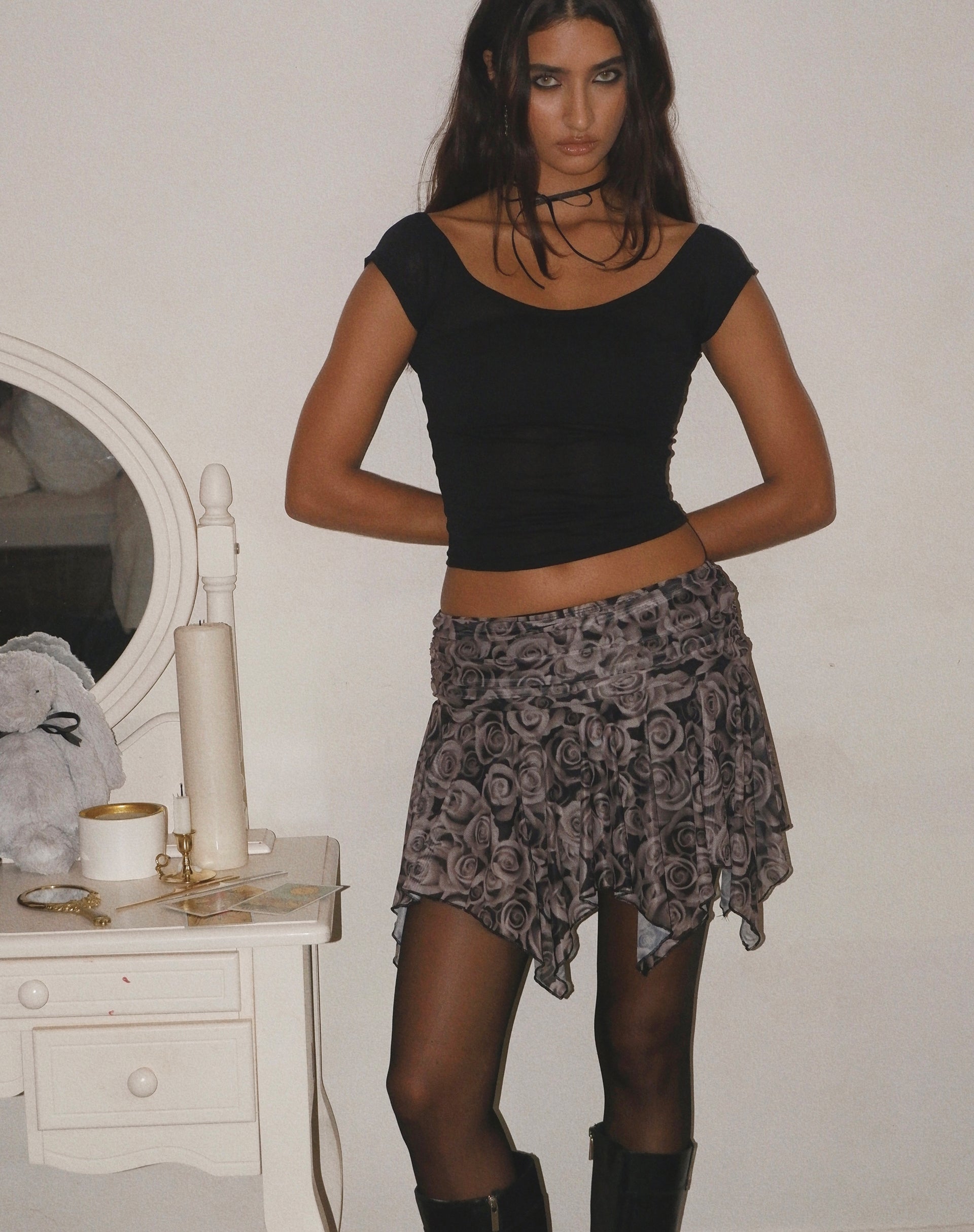 Immagine di Charya Off The Shoulder Top in nero